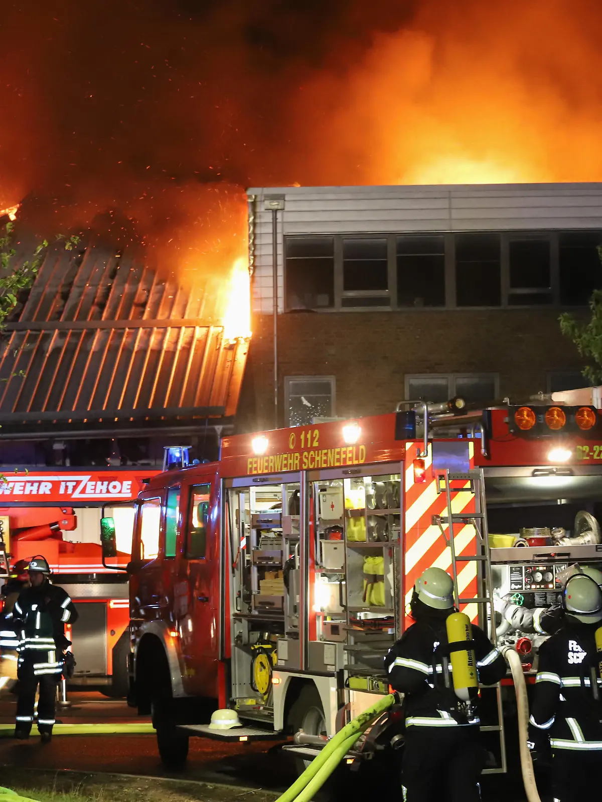 Die Lagerhalle einer Baumschule in Schenefeld brennt lichterloh.