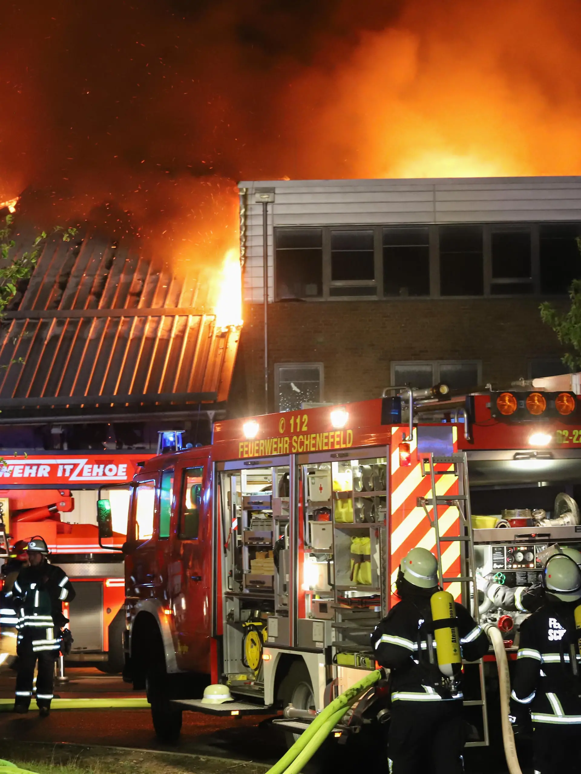 Die Lagerhalle einer Baumschule in Schenefeld brennt lichterloh.