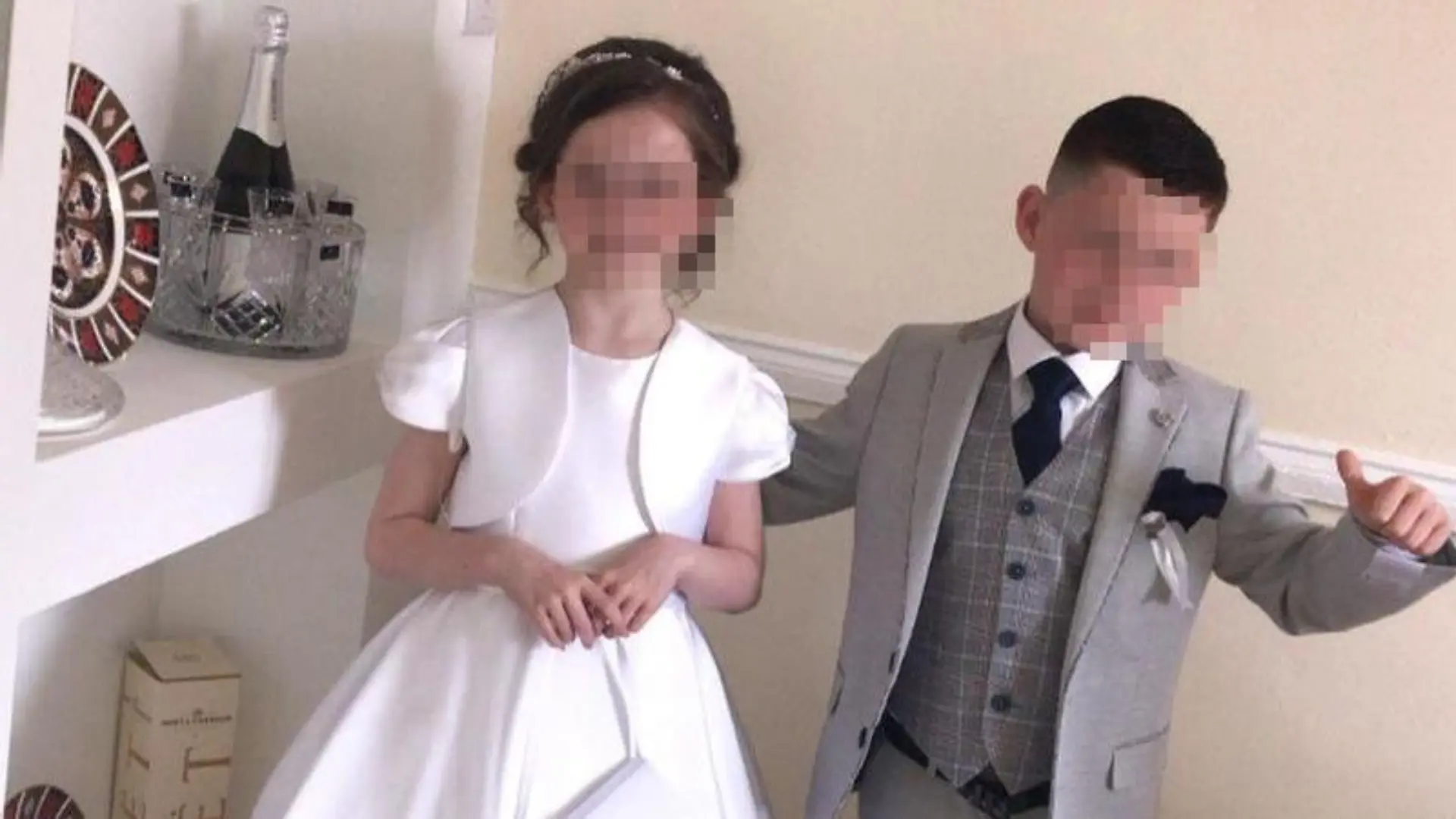 Die zwei acht Jahre alten Zwillinge und ihre 18-jährige Schwester - wurden in der Nacht von Rettungskräften ins Krankenhaus gebracht, allerdings konnten sie nicht gerettet werden.