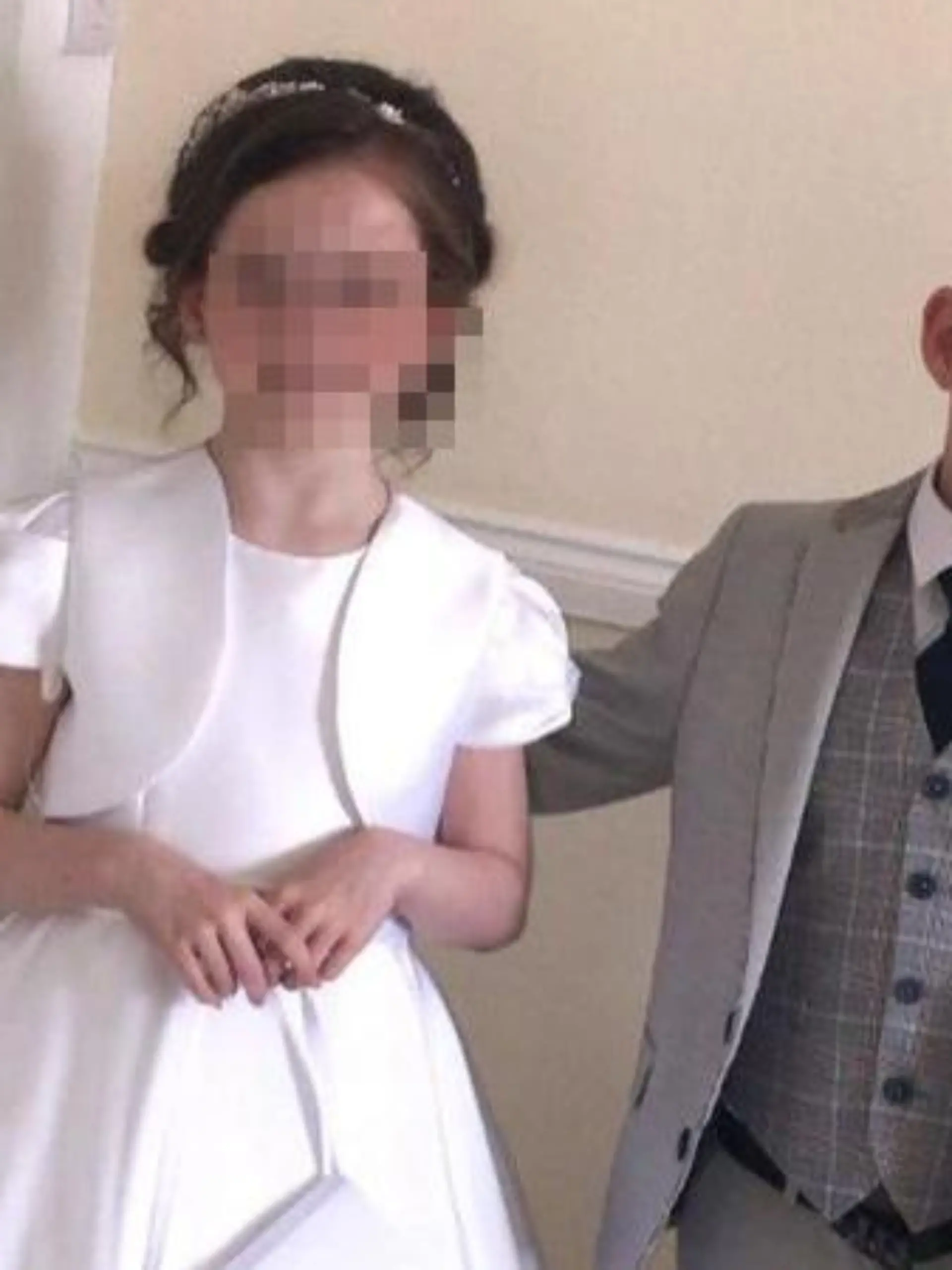 Die zwei acht Jahre alten Zwillinge und ihre 18-jährige Schwester - wurden in der Nacht von Rettungskräften ins Krankenhaus gebracht, allerdings konnten sie nicht gerettet werden.