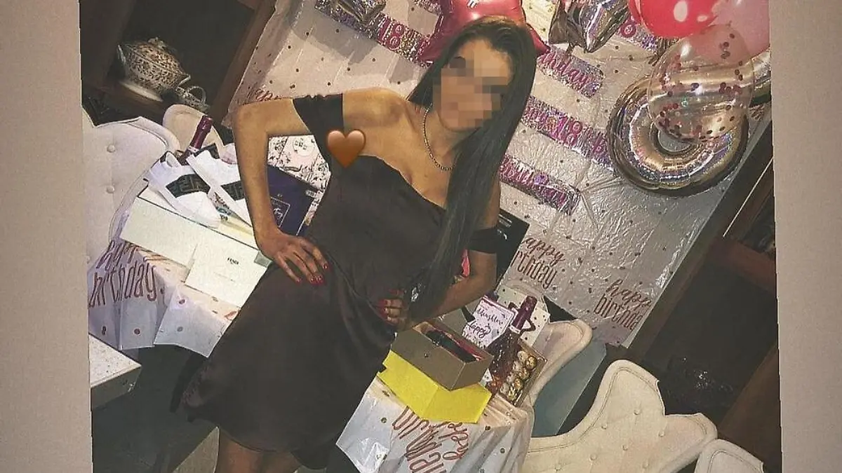 Die zwei acht Jahre alten Zwillinge und ihre 18-jährige Schwester - wurden in der Nacht von Rettungskräften ins Krankenhaus gebracht, allerdings konnten sie nicht gerettet werden.