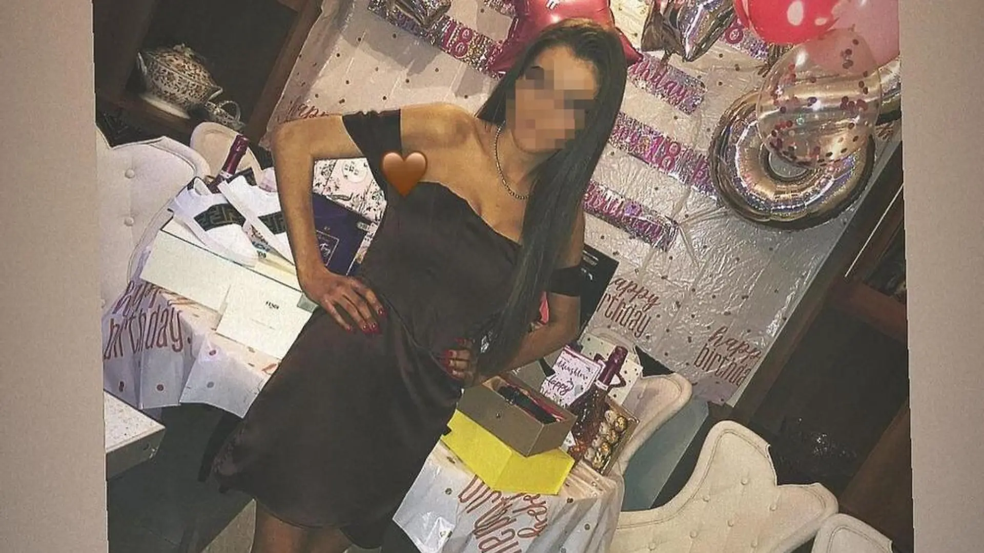 Die zwei acht Jahre alten Zwillinge und ihre 18-jährige Schwester - wurden in der Nacht von Rettungskräften ins Krankenhaus gebracht, allerdings konnten sie nicht gerettet werden.