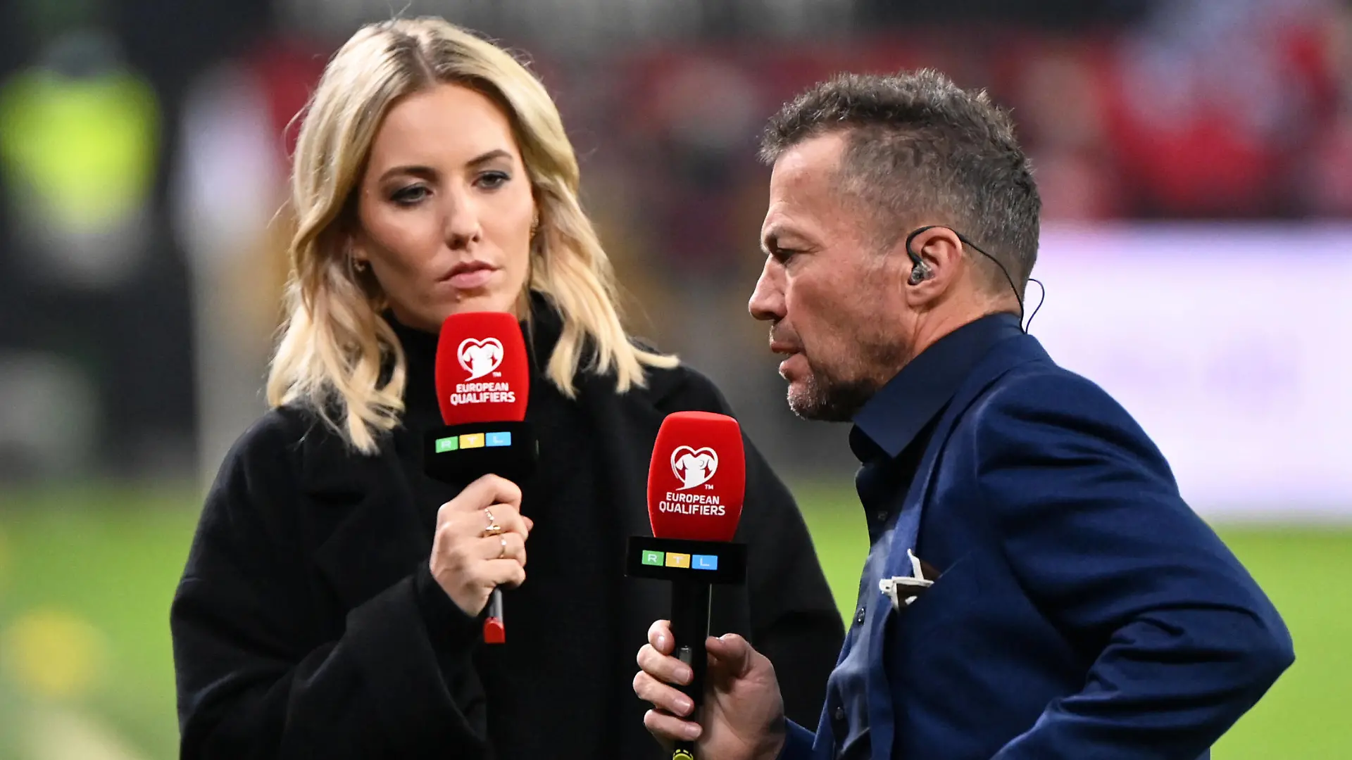 Fussball, Herren, Saison 2021/22, WM-Qualifikation Gruppe J, 7. Spieltag in Hamburg, Deutschland - Rumänien, v. l. TV-Moderatorin Laura Papendick, TV-Experte Lothar Matthäus, 08.10. 2021, *** Football, men, 2021 22 season, World Cup qualifying group J, matchday 7 in Hamburg, Germany Romania, f l TV presenter Laura Papendick, TV pundit Lothar Matthäus, 08 10 2021, Copyright: xMatthiasxKochx