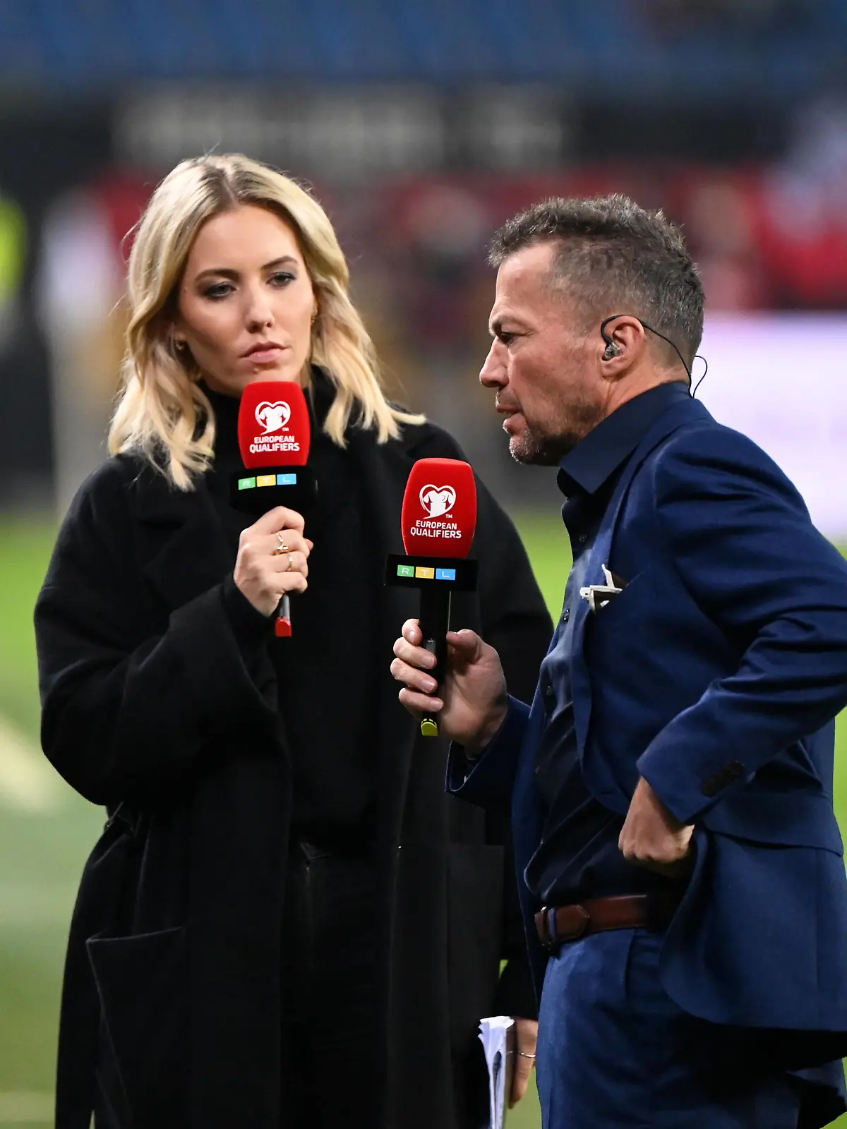 Fussball, Herren, Saison 2021/22, WM-Qualifikation Gruppe J, 7. Spieltag in Hamburg, Deutschland - Rumänien, v. l. TV-Moderatorin Laura Papendick, TV-Experte Lothar Matthäus, 08.10. 2021, *** Football, men, 2021 22 season, World Cup qualifying group J, matchday 7 in Hamburg, Germany Romania, f l TV presenter Laura Papendick, TV pundit Lothar Matthäus, 08 10 2021, Copyright: xMatthiasxKochx 
