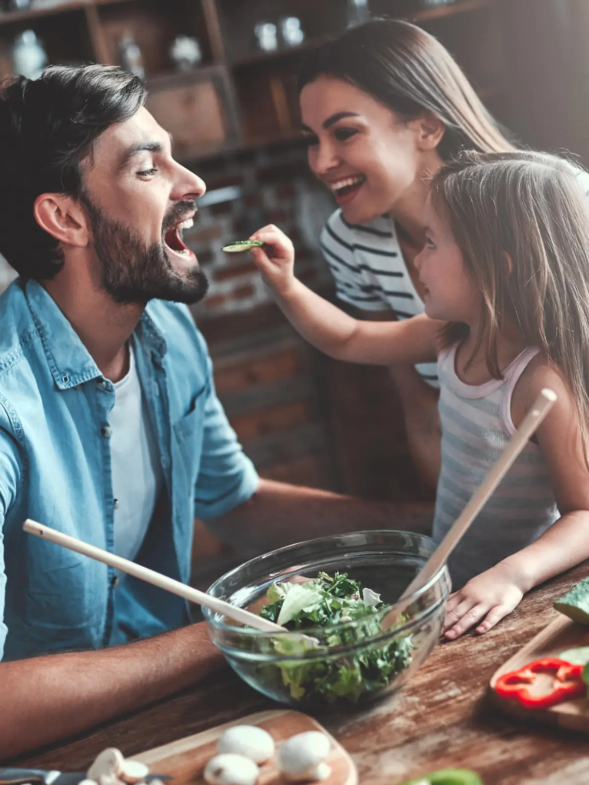 Junge Familie beim Kochen in der Küche