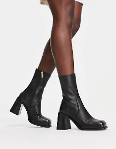 Lederstiefel in Schwarz mit mittelhohem Absatz