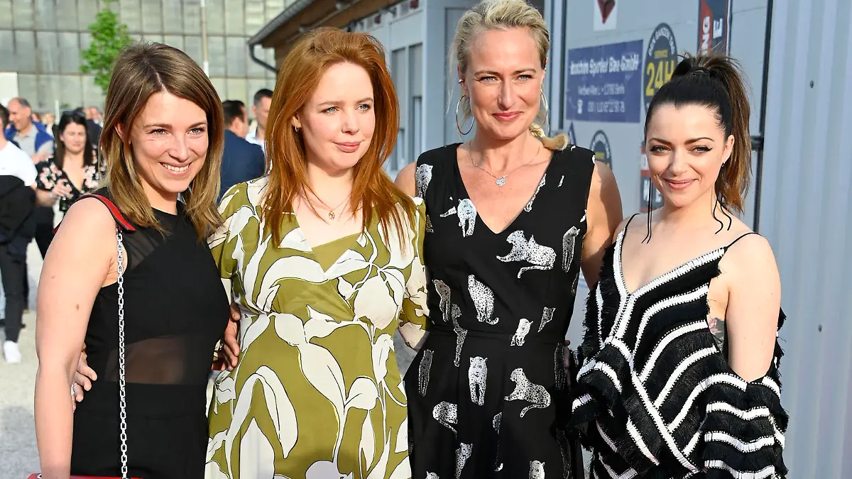 Iris Mareike Steen, Olivia Marei, Eva Mona Rodekirchen und Anne Menden bei der GZSZ Party 30 Jahre GZSZ im GZSZ Außenset an der Orenstein-&-Koppel-Straße. Potsdam, 10.05.2022 *** Iris Mareike Steen, Olivia Marei, Eva Mona Rodekirchen and Anne Menden at the GZSZ party 30 years GZSZ in the GZSZ outdoor set at the Orenstein Koppel Straße Potsdam, 10 05 2022 Foto:xF.xKernx/xFuturexImage