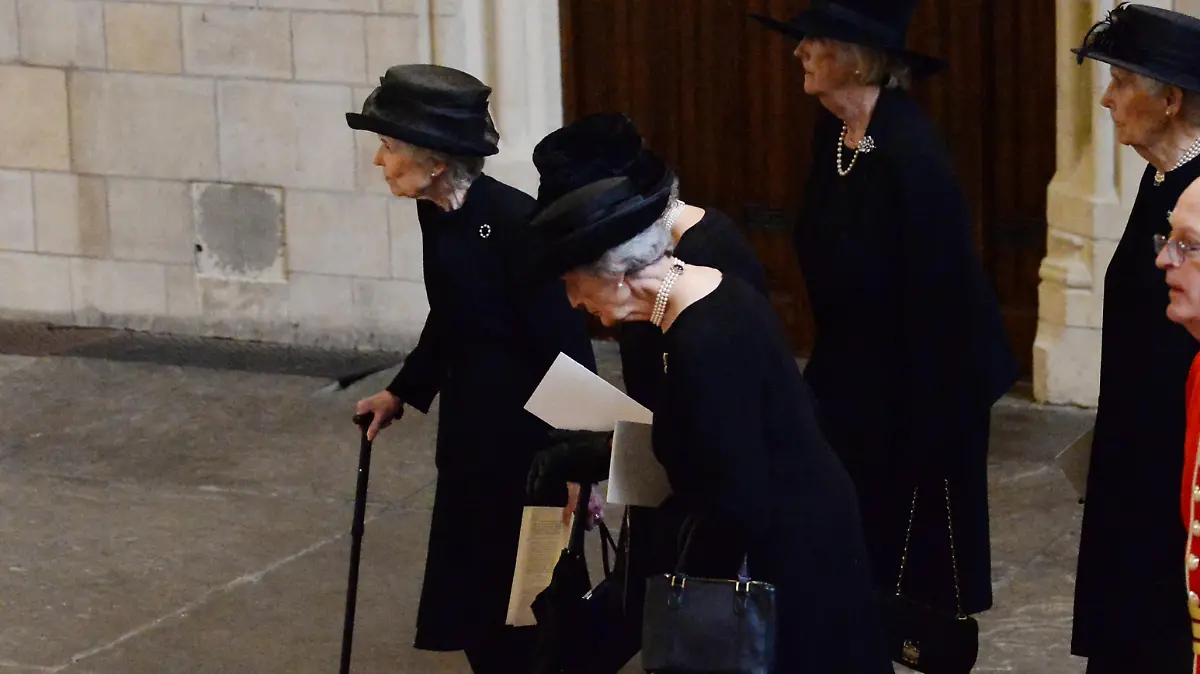 Camera Press Rota 04335411. The Queens Lady in Waitings including Lady Susan Hussey curtsey at Westminster Hall for the lying in State of The Late HM Queen Elizabeth II, Credit:Mark Stewart / Avalon