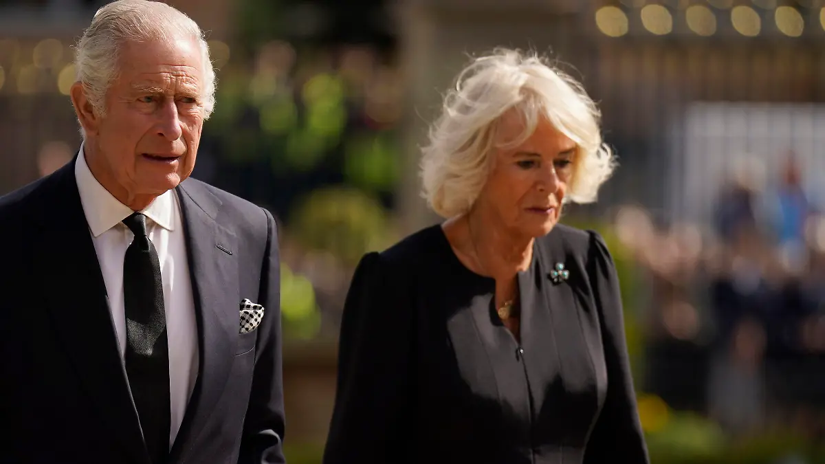 13.09.2022, Nordirland, Belfast: Der britische König Charles III. und seine Frau Camilla betrachten die Blumen vor dem Hillsborough Castle. 
Charles und Camilla besuchen zunächst eine Ausstellung über die lange Bindung von Queen Elizabeth II. mit Nordirland im königlichen Schloss Hillsborough. 
Die britische Königin Elizabeth II. ist am 08.09.2022 im Alter von 96 Jahren gestorben. Foto: Niall Carson/PA Pool/AP/dpa +++ dpa-Bildfunk +++