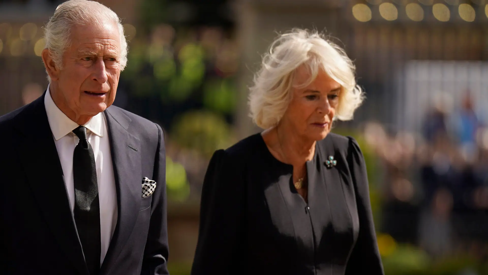 13.09.2022, Nordirland, Belfast: Der britische König Charles III. und seine Frau Camilla betrachten die Blumen vor dem Hillsborough Castle.
Charles und Camilla besuchen zunächst eine Ausstellung über die lange Bindung von Queen Elizabeth II. mit Nordirland im königlichen Schloss Hillsborough.
Die britische Königin Elizabeth II. ist am 08.09.2022 im Alter von 96 Jahren gestorben. Foto: Niall Carson/PA Pool/AP/dpa +++ dpa-Bildfunk +++