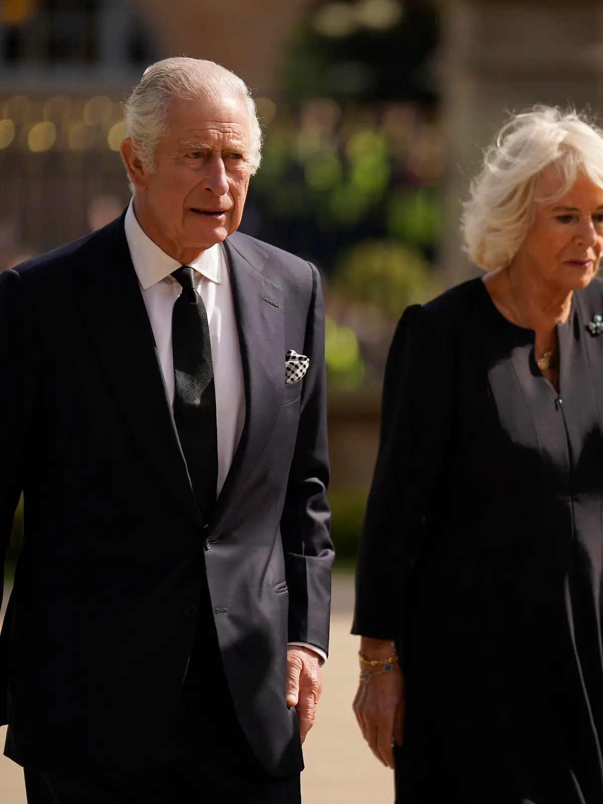 13.09.2022, Nordirland, Belfast: Der britische König Charles III. und seine Frau Camilla betrachten die Blumen vor dem Hillsborough Castle. 
Charles und Camilla besuchen zunächst eine Ausstellung über die lange Bindung von Queen Elizabeth II. mit Nordirland im königlichen Schloss Hillsborough. 
Die britische Königin Elizabeth II. ist am 08.09.2022 im Alter von 96 Jahren gestorben. Foto: Niall Carson/PA Pool/AP/dpa +++ dpa-Bildfunk +++