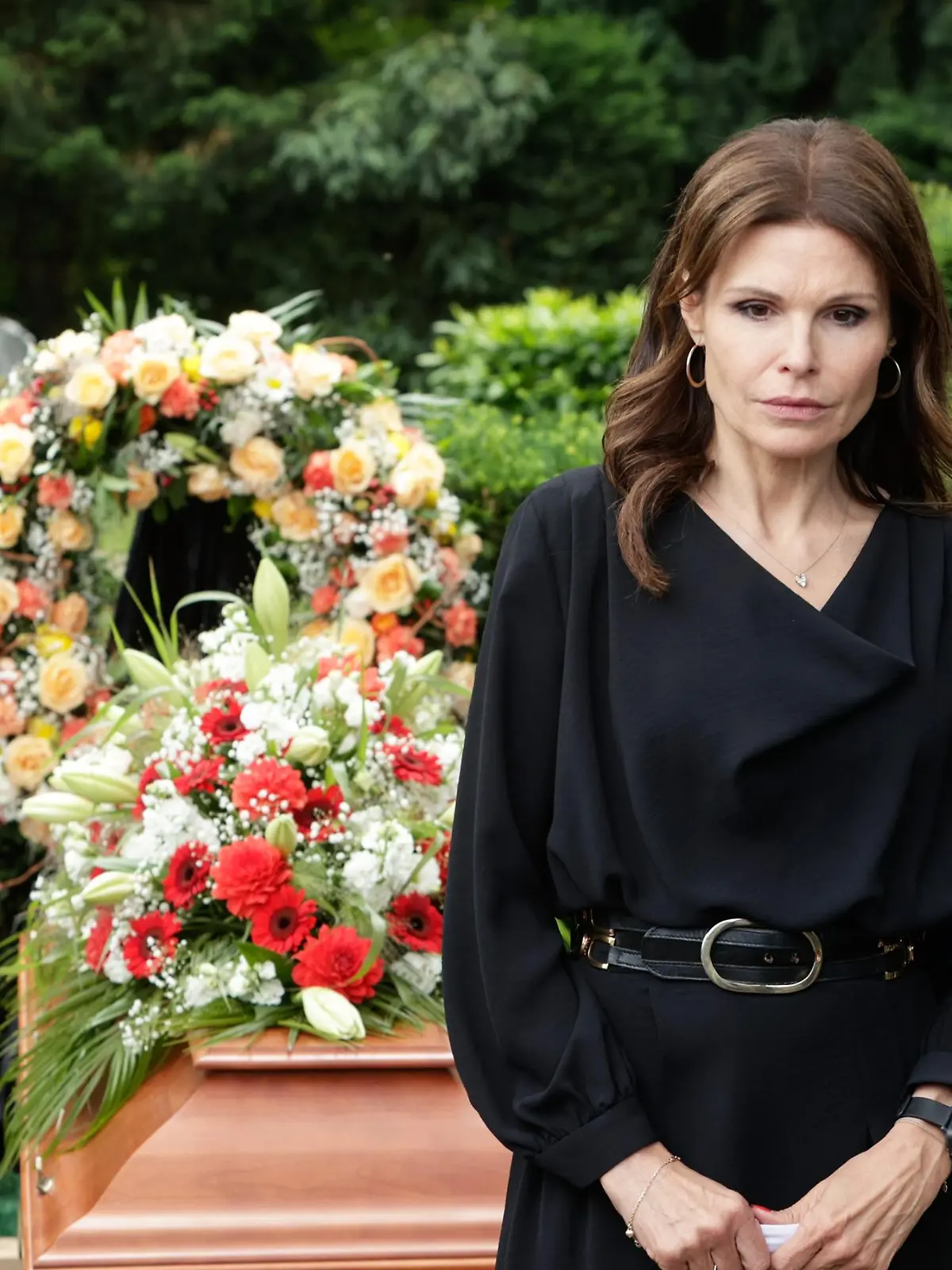 Britta (Tabea Heynig) nimmt am Grab emotional Abschied von Robert. 

Die Verwendung des sendungsbezogenen Materials ist nur mit dem Hinweis und Verlinkung auf RTL+ gestattet.