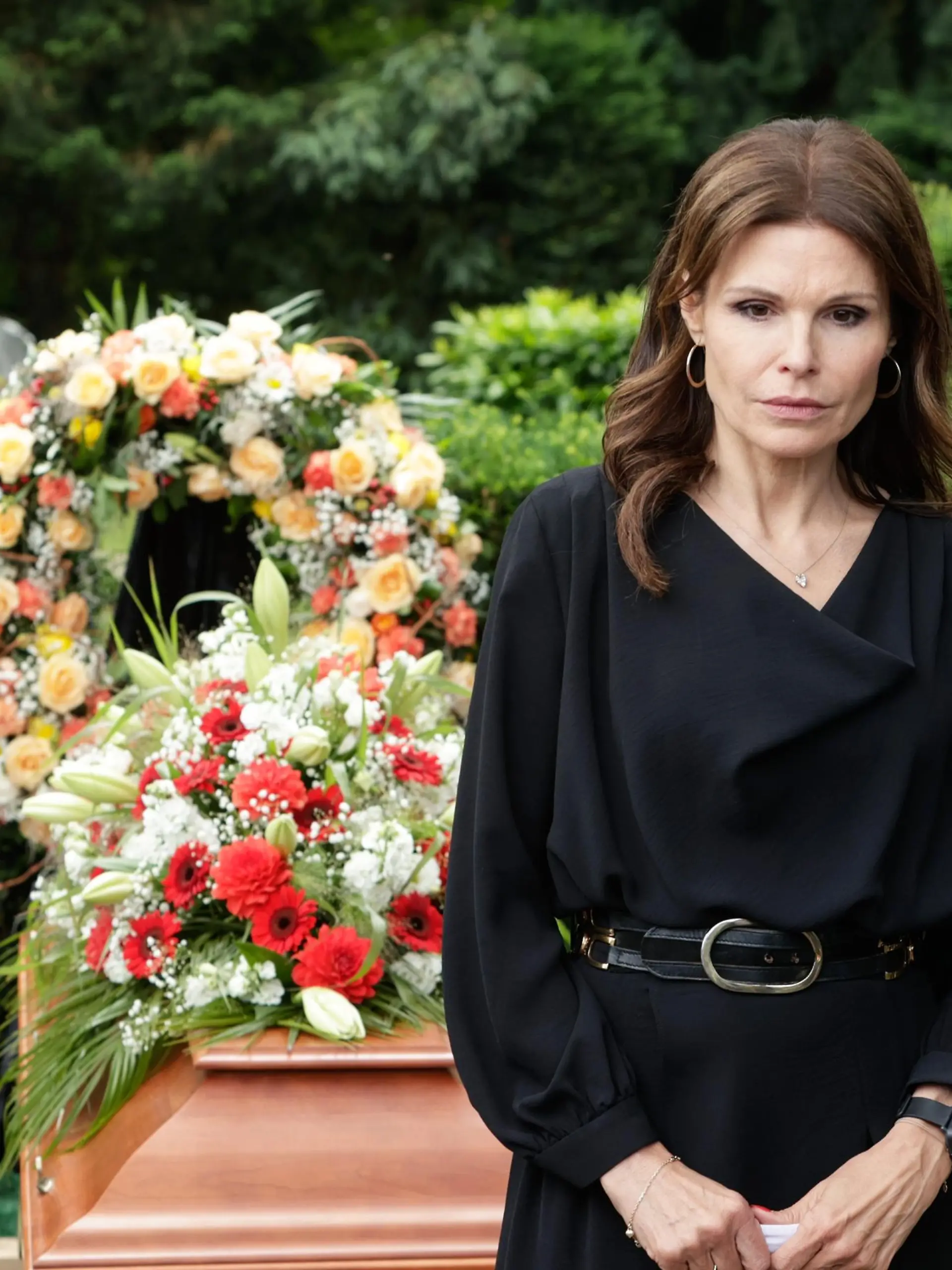 Britta (Tabea Heynig) nimmt am Grab emotional Abschied von Robert. 

Die Verwendung des sendungsbezogenen Materials ist nur mit dem Hinweis und Verlinkung auf RTL+ gestattet.