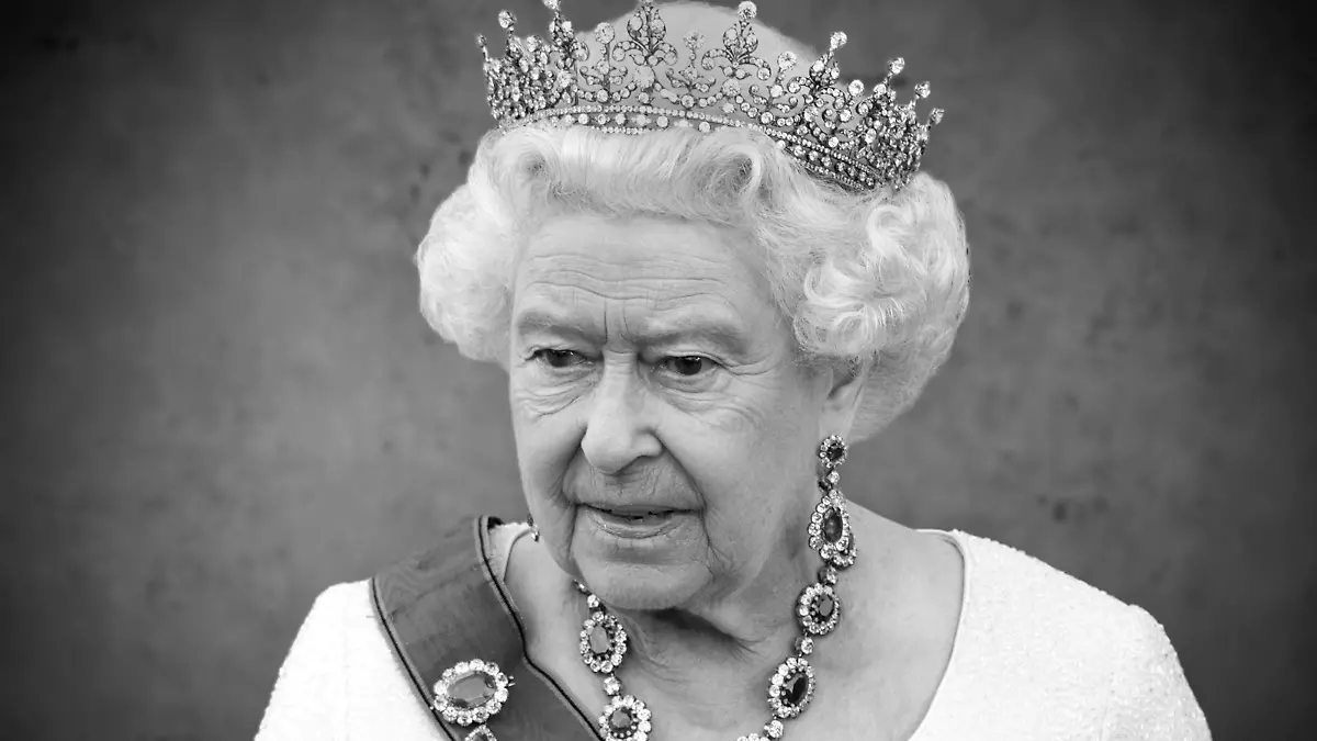 FOTOMONTAGE: Queen Elizabeth II, Einzelbild,angeschnittenes Einzelmotiv,Portraet,Portrait,Portr?t. ARCHIVFOTO: Empfang der britischen Koenigin und dem Duke of Edinburgh zum Staatsbankett durch den Bundespraesidenten im Schloss Bellevue in Berlin am 24.06.2015. Staatsbesuch der Koenigin des Vereinigten Koenigreichs Grossbritannien und Nordirland in Deutschland 2015. ?