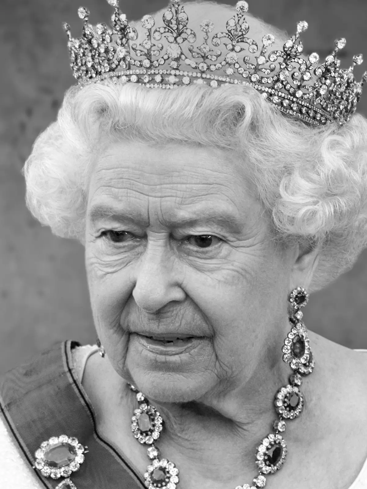 FOTOMONTAGE: Queen Elizabeth II, Einzelbild,angeschnittenes Einzelmotiv,Portraet,Portrait,Portr?t. ARCHIVFOTO: Empfang der britischen Koenigin und dem Duke of Edinburgh zum Staatsbankett durch den Bundespraesidenten im Schloss Bellevue in Berlin am 24.06.2015. Staatsbesuch der Koenigin des Vereinigten Koenigreichs Grossbritannien und Nordirland in Deutschland 2015. ?