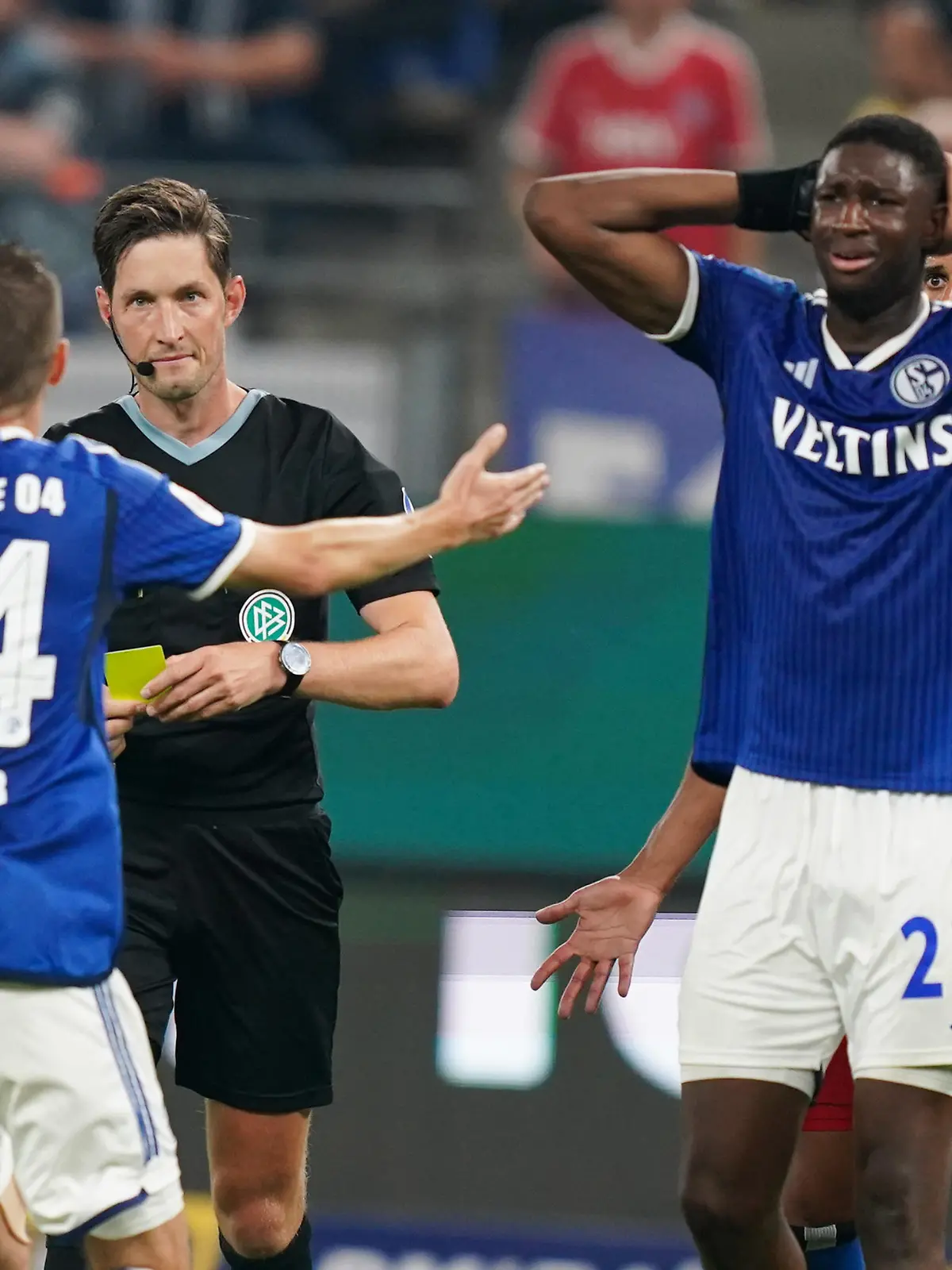Fußball: 2. Bundesliga, Hamburger SV - FC Schalke 04, 1. Spieltag, im Volksparkstadion. Schalkes Ibrahima Cisse (2.vr) verlässt nach einer Gelb-Roten Karte von Schiedsrichter Matthias Jöllenbeck den Platz. WICHTIGER HINWEIS: Gemäß den Vorgaben der DFL Deutsche Fußball Liga bzw. des DFB Deutscher Fußball-Bund ist es untersagt, in dem Stadion und/oder vom Spiel angefertigte Fotoaufnahmen in Form von Sequenzbildern und/oder videoähnlichen Fotostrecken zu verwerten bzw. verwerten zu lassen.