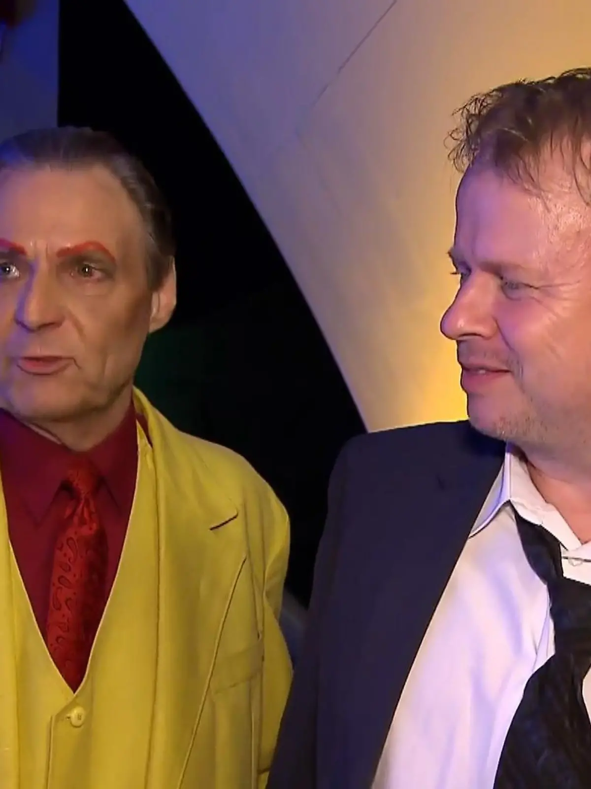 Zwischen den Dreharbeit zu GZSZ finden unsere Schauspieler immer noch Gelegenheit, ein paar Herzensprojekte zu verwirklichen. Wolfgang Bahro hat es dafür in die Theaterwelt nach Beelitz in Brandenburg verschlagen. Und seinen alten Kollegen Alexander Kiersch getroffen.