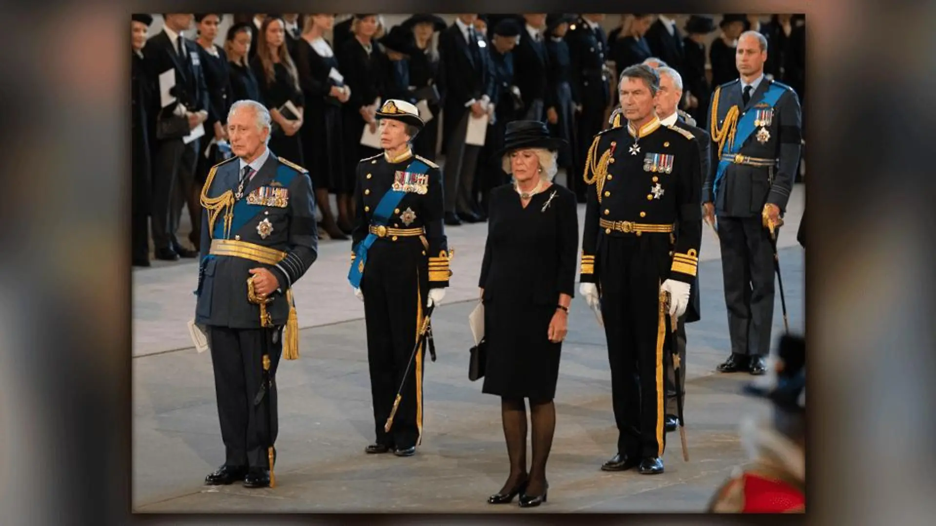 König Charles, Prinzessin Anne, Queen Consort Camilla, Tim Laurence, Prince Edward, und Prinz William zollen Elizabeth II. Respekt. Ob Camilla hier neben Trauer auch Schmerz verspürt?