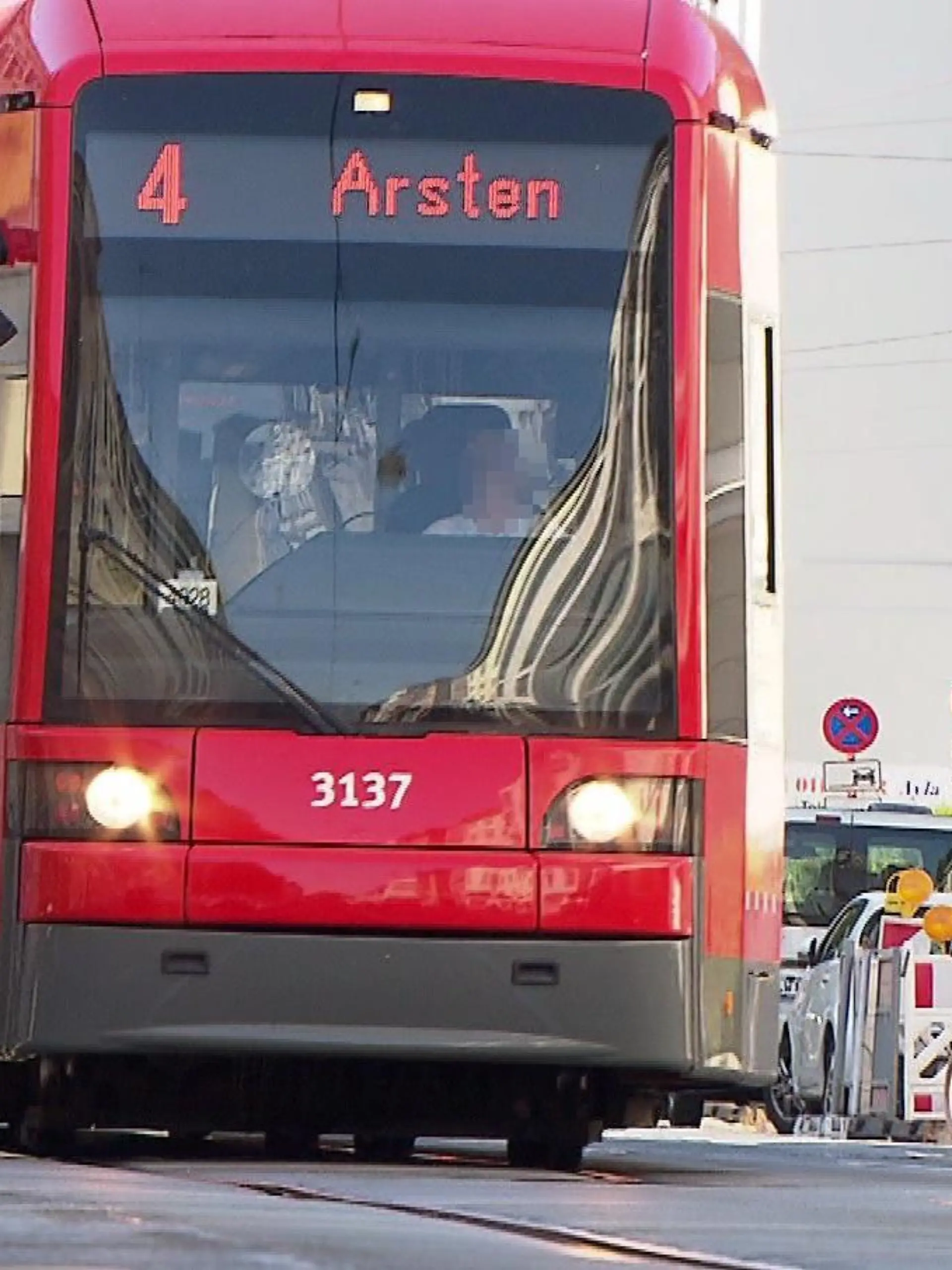 In einer Straßenbahn in Bremen wurde die Trans-Frau angegriffen.