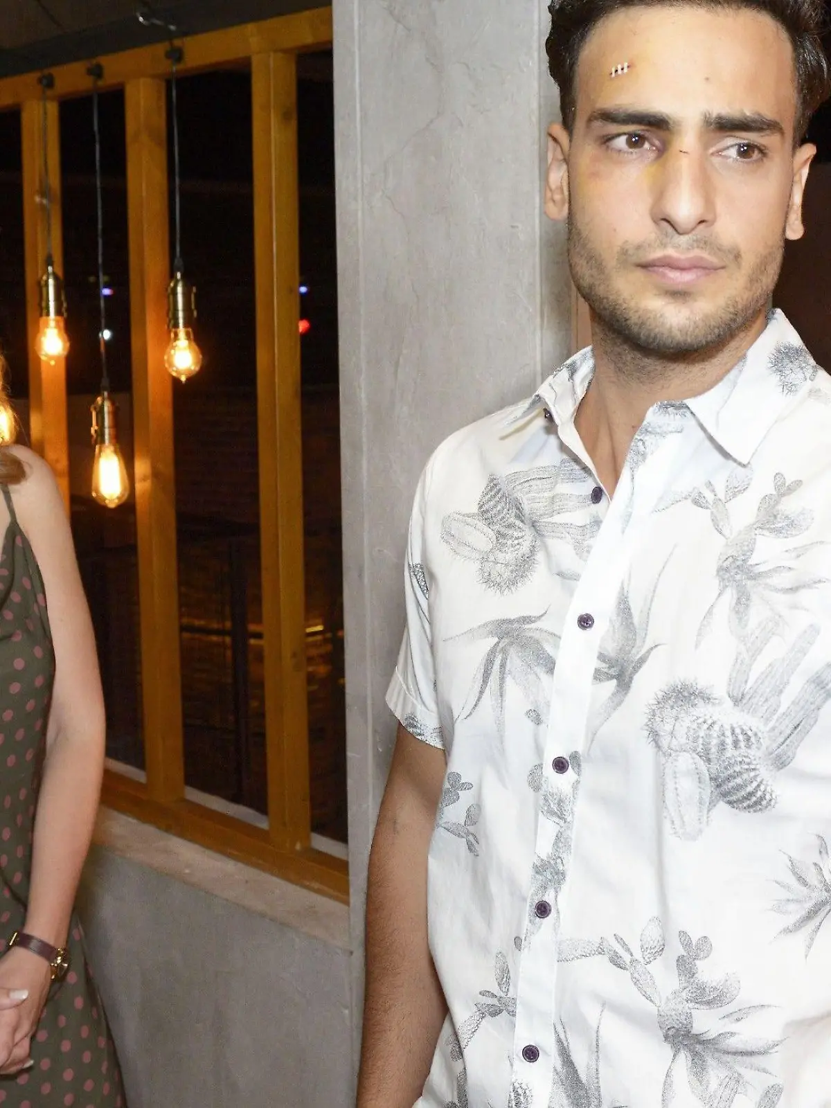 Lilly (Iris Mareike Steen) und Nihat (Timur Ülker) teilen auf der Party einen innigen Moment, den Nihat jedoch überfordert abbricht. 

Die Verwendung des sendungsbezogenen Materials ist nur mit dem Hinweis und Verlinkung auf RTL+ gestattet.