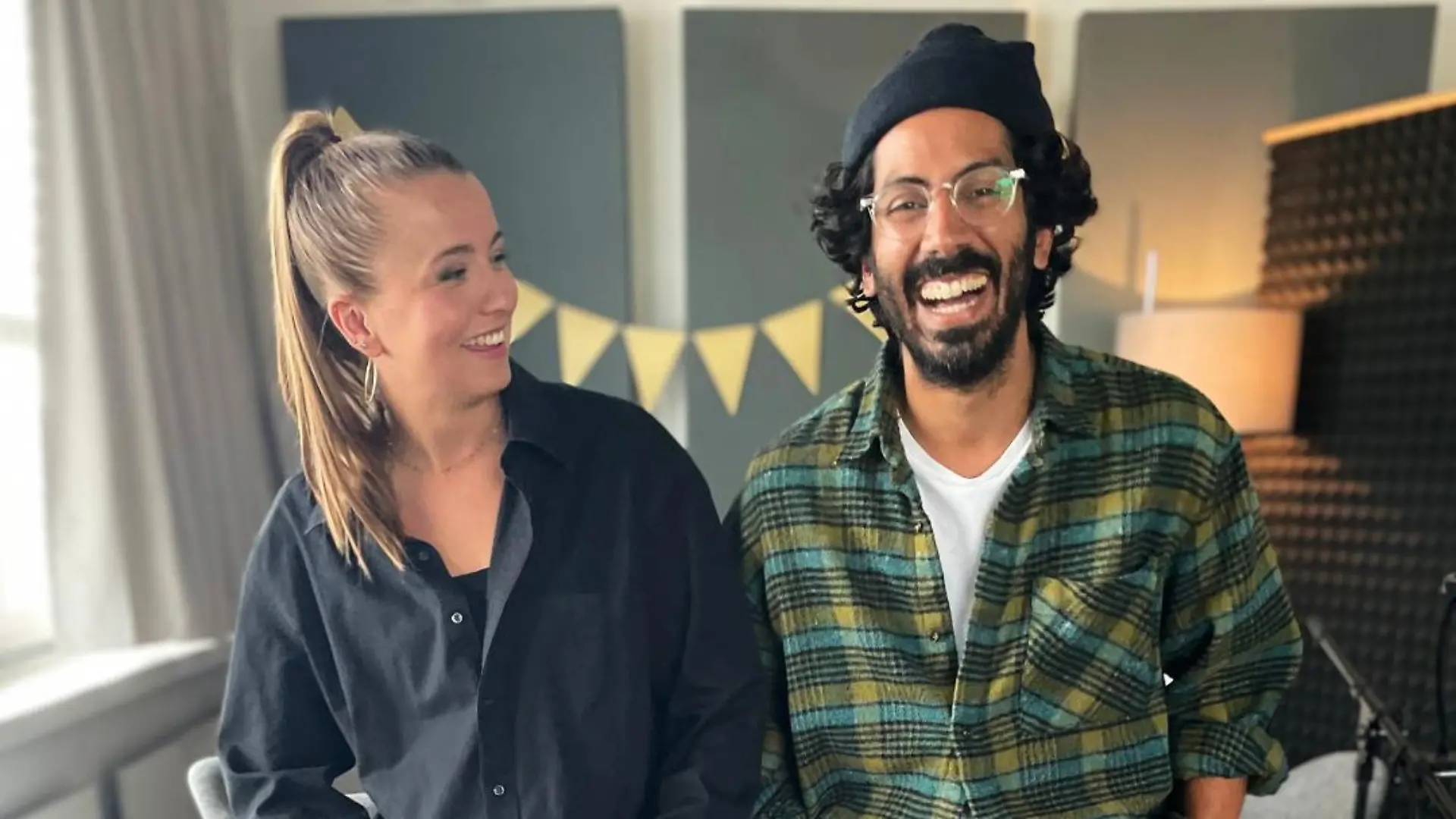 Julia Wiedemann spricht in der neuen AWZ-Podcast-Folge mit Thiago Braga - ihrem neuen Kollegen!