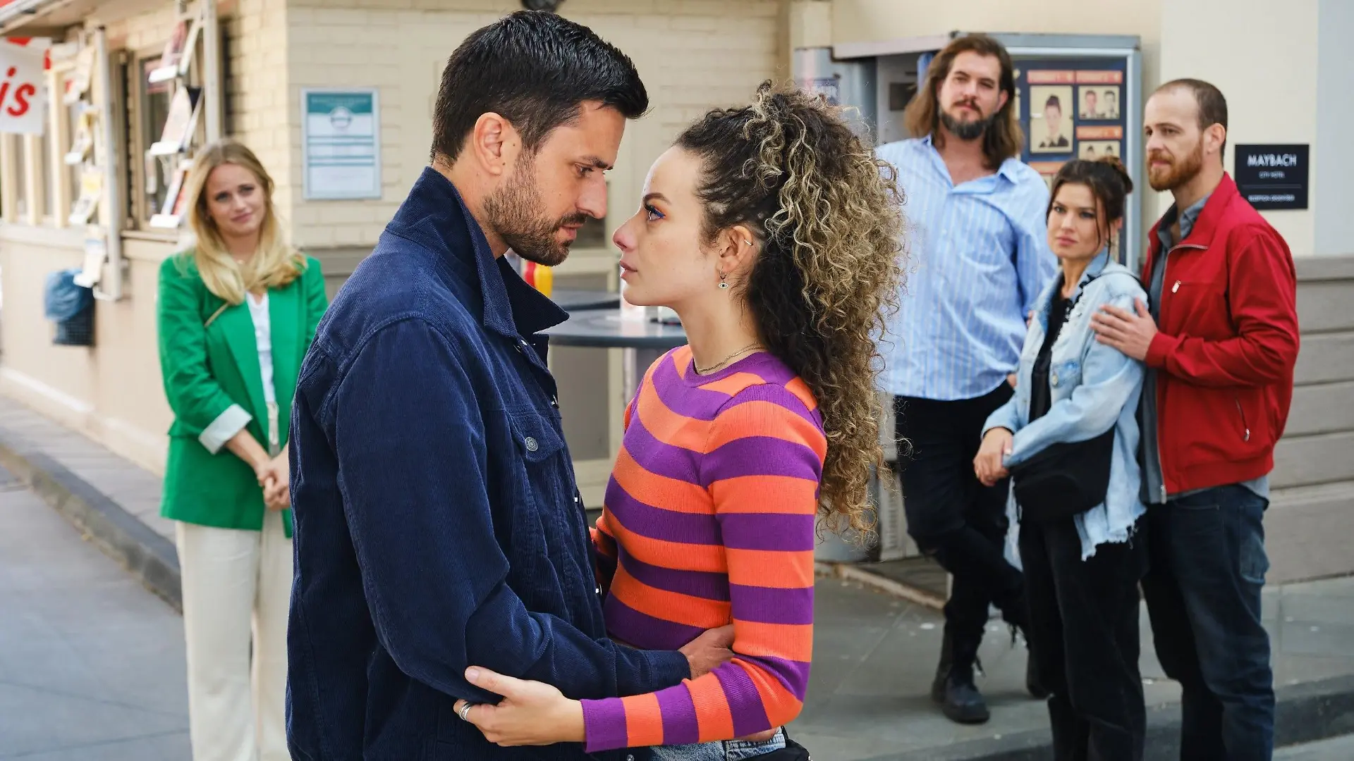 Paco (Milos Vukovic, vorne l.) und Nika (Isabelle Geiss, vorne r.) teilen einen intimen Moment mit ihren Freunden (hinten v.l.: Carina Koller, Diego Carlos Seyfarth, Sharon Berlinghoff, Patrick Müller).
Die Verwendung des sendungsbezogenen Materials ist nur mit dem Hinweis und Verlinkung auf RTL+ gestattet.