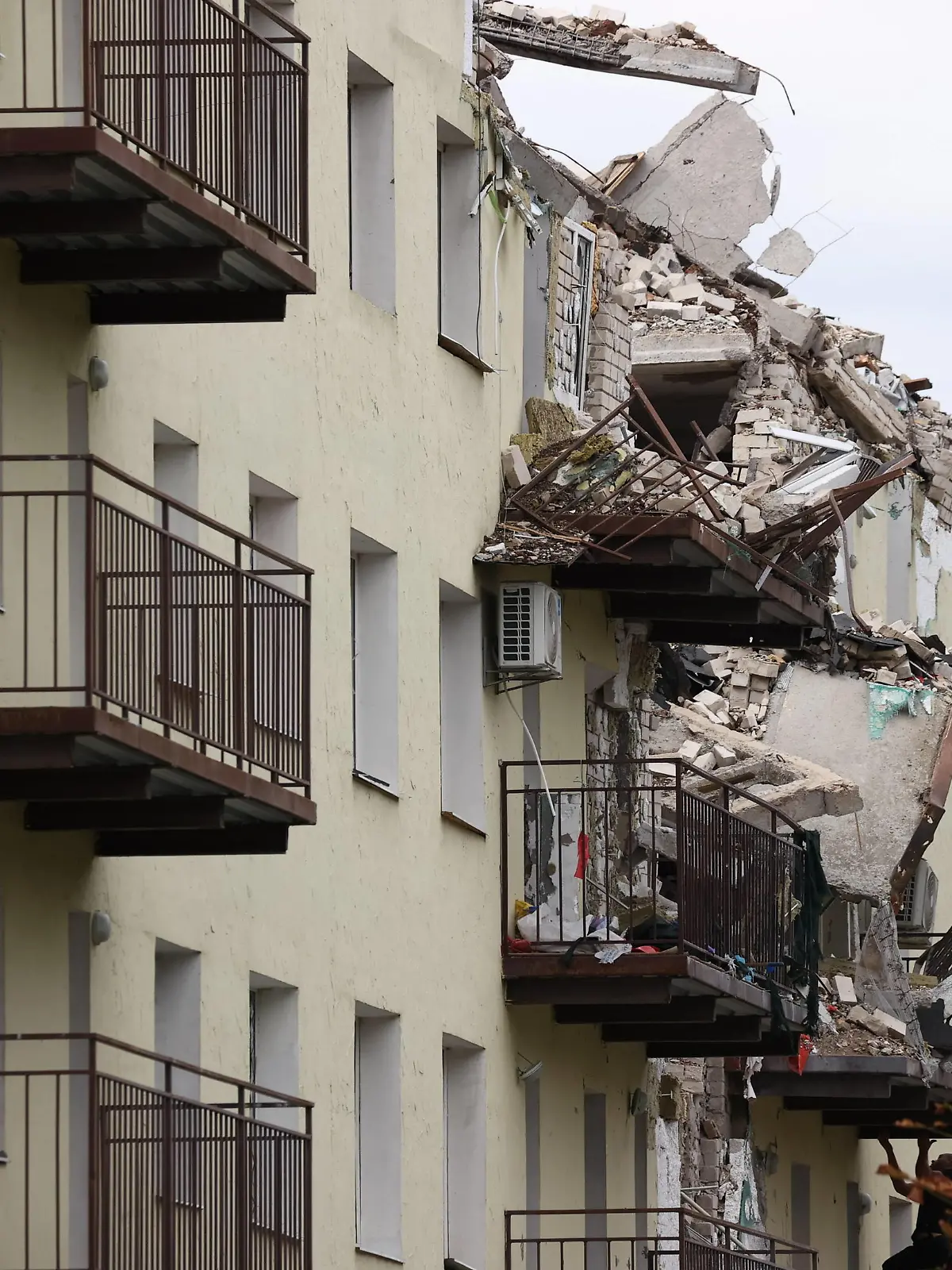 Ukraine-Konflikt, Kriegsschäden in Cherson KHERSON, UKRAINE  SEPTEMBER 8, 2022: An apartment block destroyed in shelling in Koltsova Street. Sergei Malgavko/TASS PUBLICATIONxINxGERxAUTxONLY TS141B55