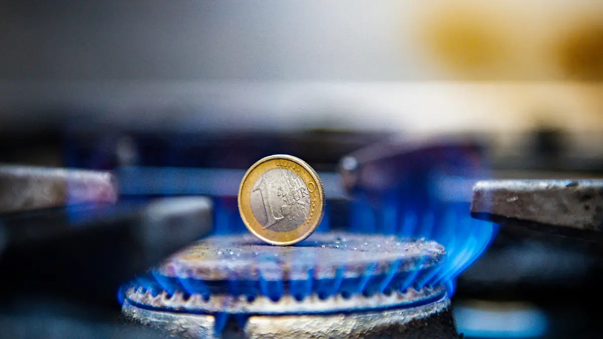  Gasflamme Eine 1 Münze inmitten einer blauen Gasflamme eines Gasherdes, Remscheid Nordrhein-Westfalen Deutschland *** Gas flame A 1 coin in the middle of a blue gas flame of a gas stove, Remscheid North Rhine Westphalia Germany Copyright: xChristopherxNeundorfx