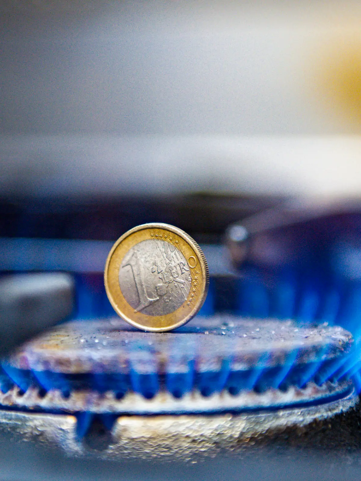  Gasflamme Eine 1 Münze inmitten einer blauen Gasflamme eines Gasherdes, Remscheid Nordrhein-Westfalen Deutschland *** Gas flame A 1 coin in the middle of a blue gas flame of a gas stove, Remscheid North Rhine Westphalia Germany Copyright: xChristopherxNeundorfx