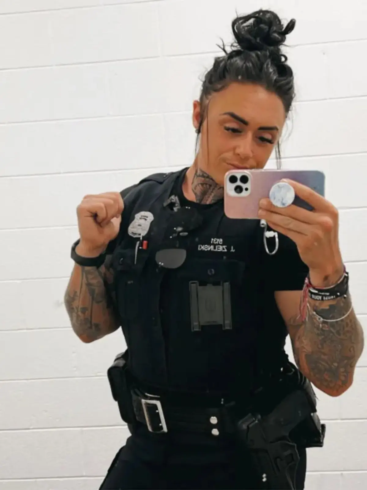 Janelle  darf nicht mehr als Polizistin arbeiten.