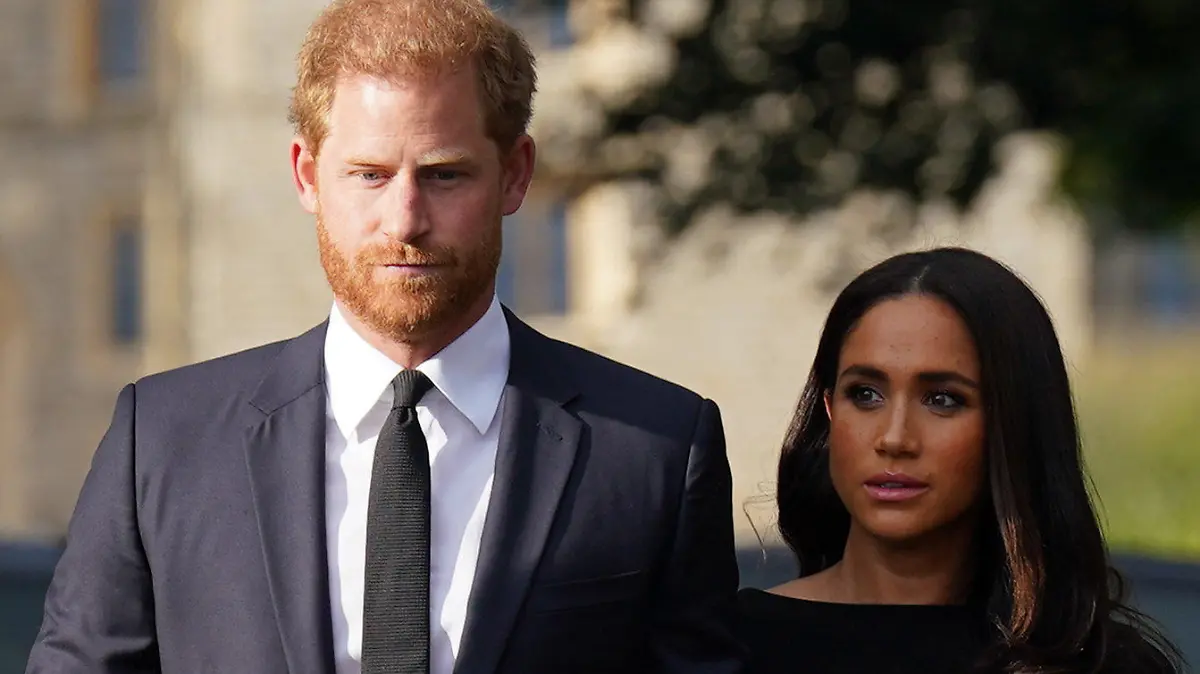 ARCHIV - 10.09.2022, Großbritannien, Windsor: Der britische Prinz Harry, Herzog von Sussex, und seine Frau Meghan, Herzogin von Sussex, treffen nach dem Tod der britischen Königin Elizabeth II. auf Schloss Windsor mit der Öffentlichkeit zusammen. (zu dpa «Harry und Meghan üben Kritik an Entschuldigung für Hasskolumne») Foto: Kirsty O'connor/PA Wire/dpa +++ dpa-Bildfunk +++