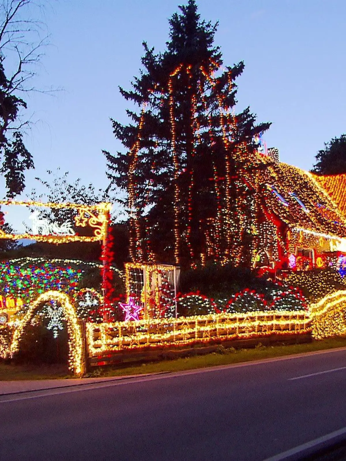 So sah das Weihnachtshaus von Rolf Vogt 2019 aus - und auch in diesem Jahr soll es wieder beleuchtet werden.