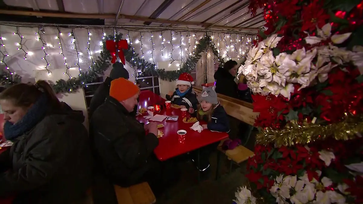 In einem Zelt können die Besucher Bratwurst und Glühwein kaufen und genießen.