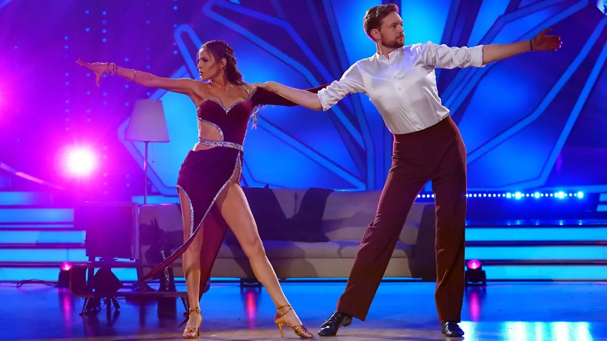 Bastian Bielendorfer und Ekaterina Leonova tanzen Rumba.

Die Verwendung des sendungsbezogenen Materials ist nur mit dem Hinweis und Verlinkung auf RTL+ gestattet.