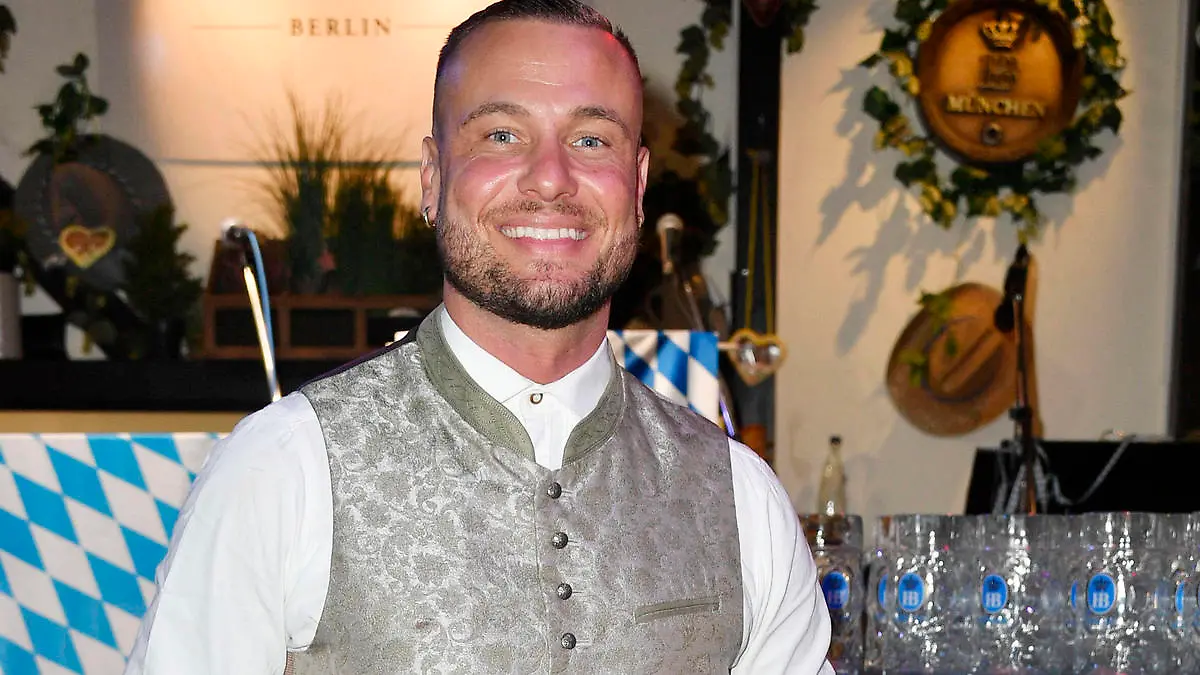 Eric Sindermann beim Wiesn-Anstich zum Oktoberfest 2022 im Hofbräu Berlin. Berlin, 17.09.2022 *** Eric Sindermann at the tapping of the Oktoberfest 2022 in the Hofbräu Berlin Berlin, 17 09 2022 Foto:xN.xKubelkax/xFuturexImage