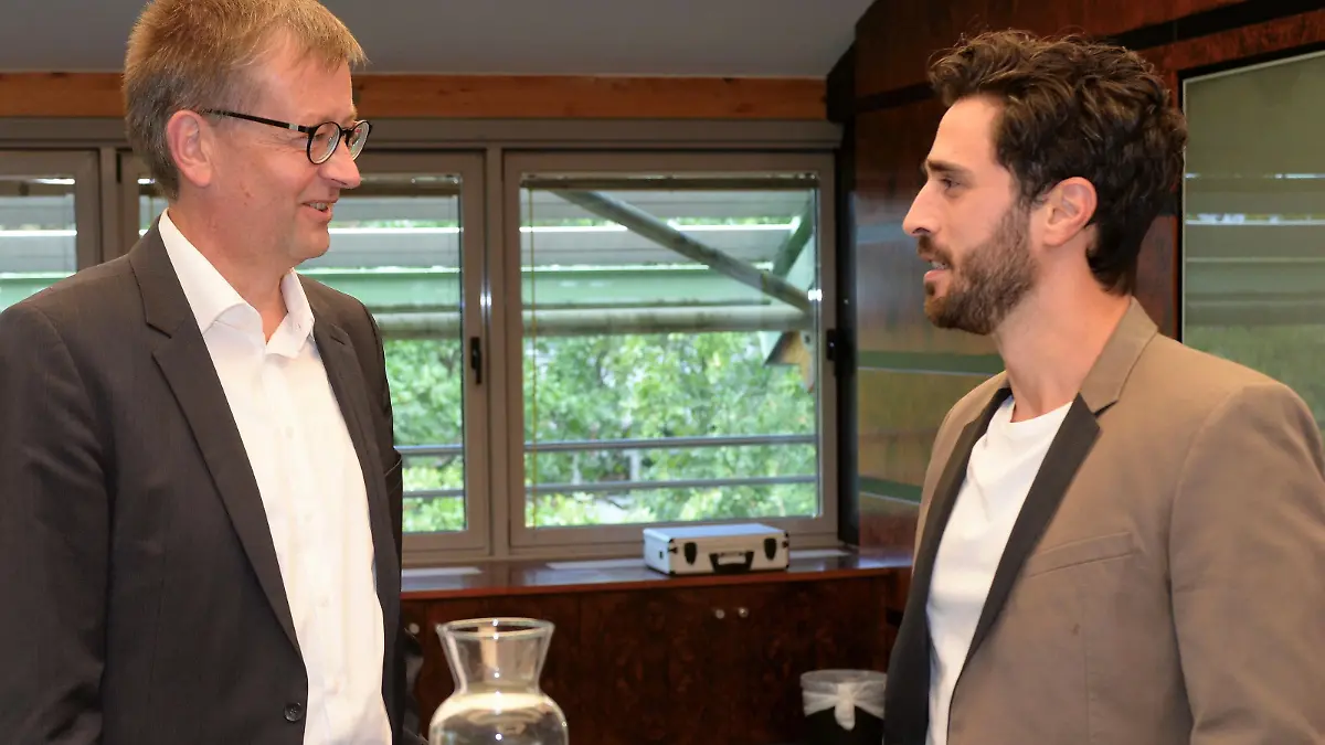 Burkhard Blienert (links), Beauftragter der Bundesregierung für Sucht- und Drogenfragen mit Schauspieler Jan Kittmann am Set von GZSZ. Die Verwendung des sendungsbezogenen Materials ist nur mit dem Hinweis und Verlinkung auf RTL+ gestattet.