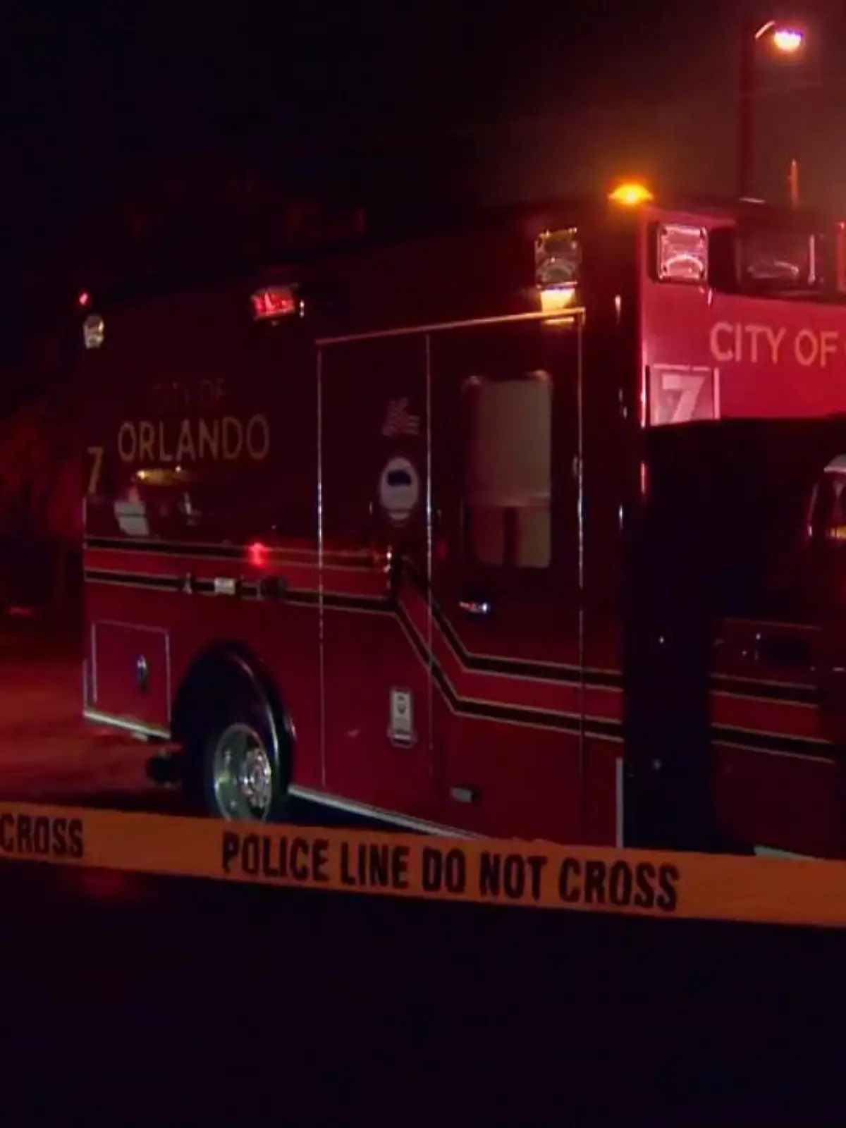 In Orlando, Florida sind Feuerwehr und Polizei nach einem Blitzeinschlag auf der Suche nach einem vermissten Schüler. Der Blitz war in einen See eingeschlagen, während fünf Kinder darauf ruderten. Auch Taucher kommen bei der Suche zum Einsatz.