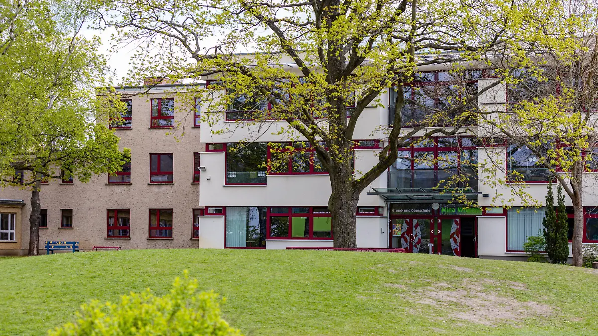 ARCHIV - 27.04.2023, Brandenburg, Burg (Spreewald): Die Grund- und Oberschule in Burg (Spreewald). Die Bus-Haltestelle «Burg Schule» steht vor einer Grund- und Oberschule im Spreewaldort Burg. Ein Lehrer und eine Lehrerin hatten vor etwa drei Monaten einen zunächst anonymen Brandbrief über rechtsextreme Vorfälle an ihrer Schule in Burg veröffentlicht und damit ein breites Medienecho ausgelöst. Am Mittwoch erklärten beide, dass sie die Schule wegen starker Anfeindungen aus der rechten Szene verlassen wollen. (zu dpa «Zwei Brandbrief-Lehrer aus Burg wollen Schule verlassen») Foto: -/dpa +++ dpa-Bildfunk +++