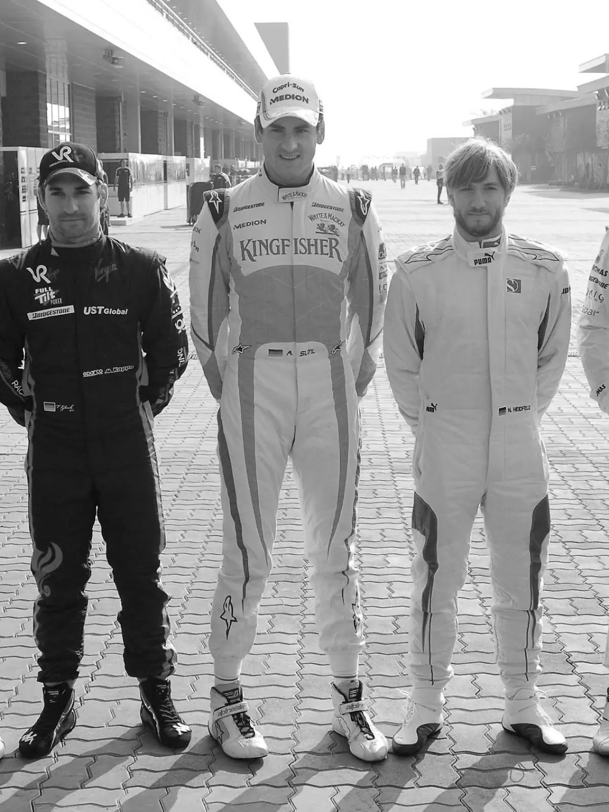Die deutschen Formel-1-Rennfahrer Nico Rosberg (l - r) von Mercedes GP, Nico Hülkenberg von Williams, Timo Glock von Virgin Racing, Adrian Sutil von Force India, Nick Heidfeld von Sauber, Michael Schumacher von Mercedes GP und Sebastian Vettel von Red Bull stehen am Freitag (22.10.2010) im Fahrerlager des Korea International Circuit in Yeongam (Südkorea) für ein Foto zusammen. Auf der in letzter Minute fertiggestellten Rennstrecke findet am Sonntag (24.10.2010) mit der Premiere des Großen Preises von Südkorea das drittletzte Rennen der Formel 1-Saison 2010 statt. Foto: David Ebener dpa  +++(c) dpa - Bildfunk+++