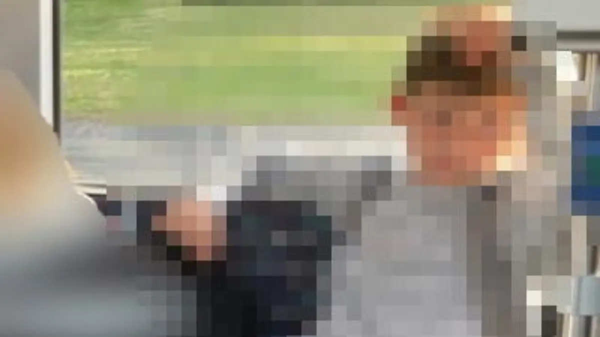 Verdächtigter Junge sitzt in einer Straßenbahn