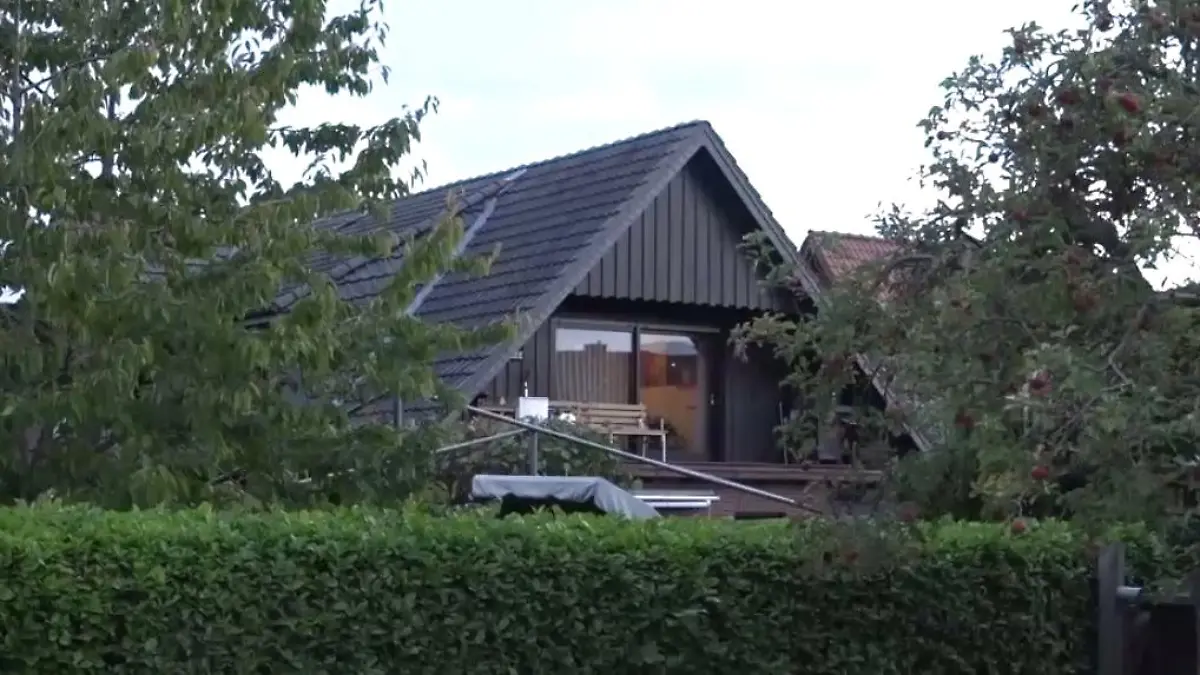 Das Holzgeländer riss ab, der Balkon selbst nicht. Fünf Männer fielen in Fürstenau dreieinhalb Meter in die Tiefe.