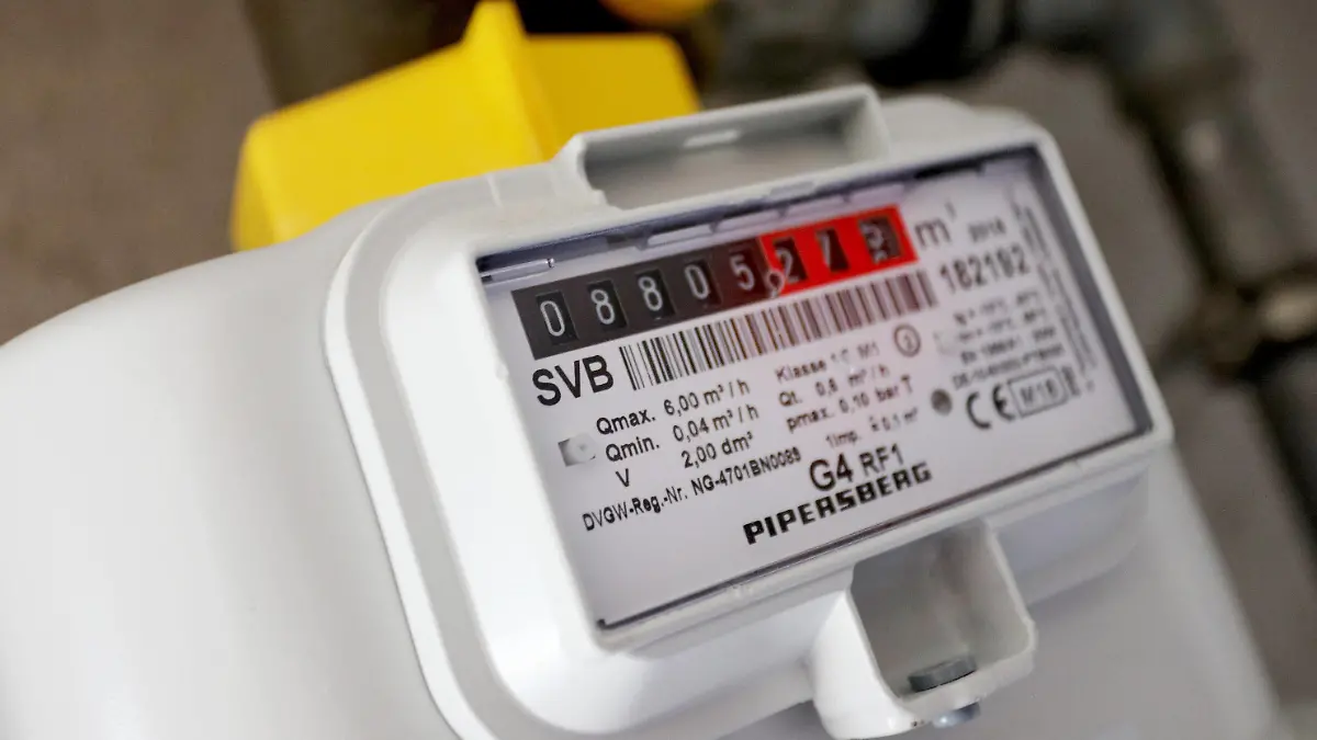 Gaspreisexplosion angesichts des Krieges in der Ukraine. Stellt Russland die Gaslieferungen ein Gaszaehler Gaszähler an einer Wand. Symbolbild zum Thema Energiekosten, Gaspreise am 03.07.2022 in Siegen/Deutschland *** Gas price explosion in the face of war in Ukraine Does Russia stop gas supplies Gas meter Gas meter on a wall Symbolic image on the topic of energy costs, gas prices on 03 07 2022 in Siegen Germany