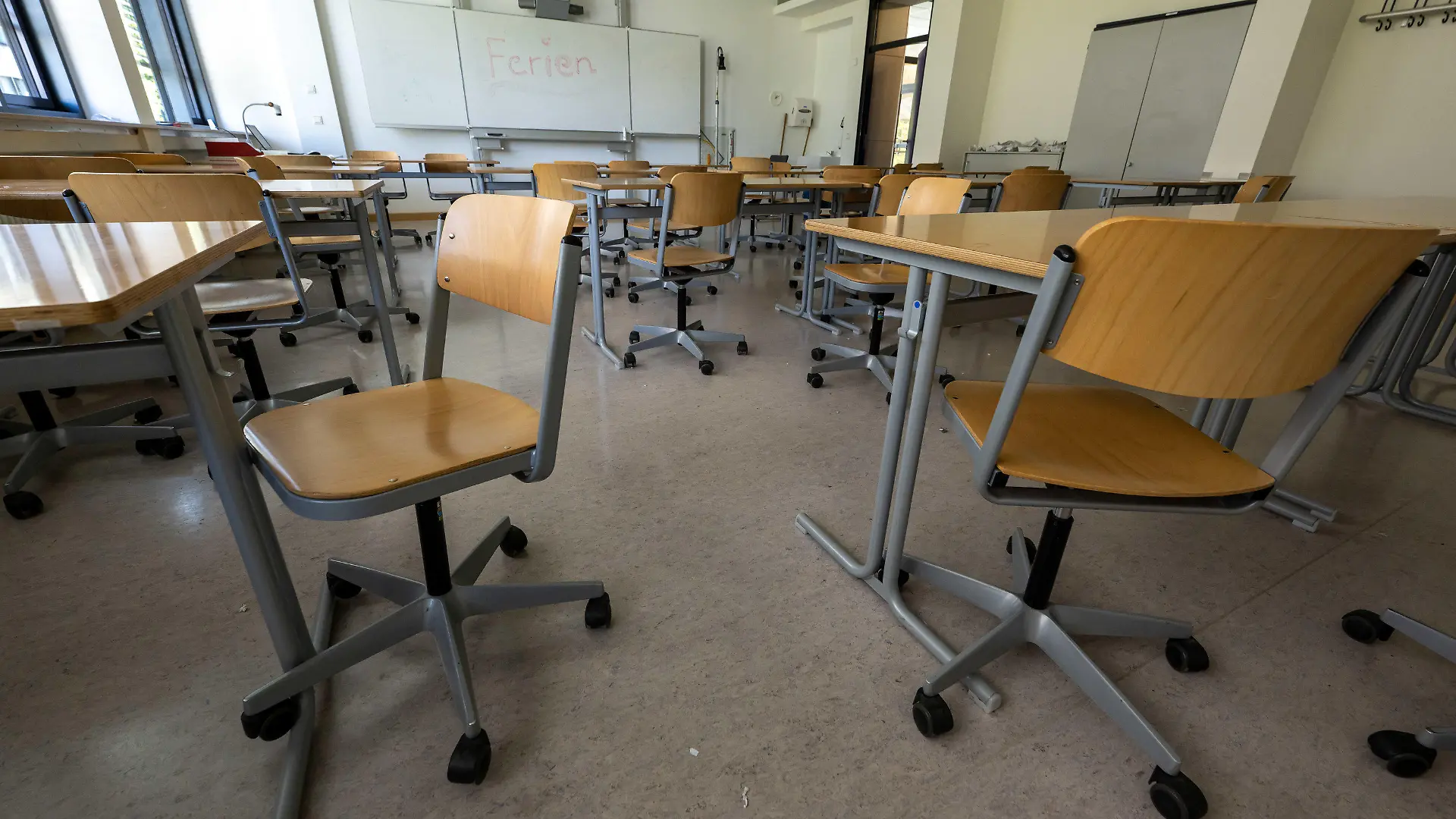 ARCHIV - 19.07.2022, Bayern, München: Stühle stehen in einem leeren Klassenzimmer des Wilhelm-Hausenstein-Gymnasium. (zu dpa: «Ministerium: Unklar, wie viele Lehrer fehlen») Foto: Peter Kneffel/dpa +++ dpa-Bildfunk +++