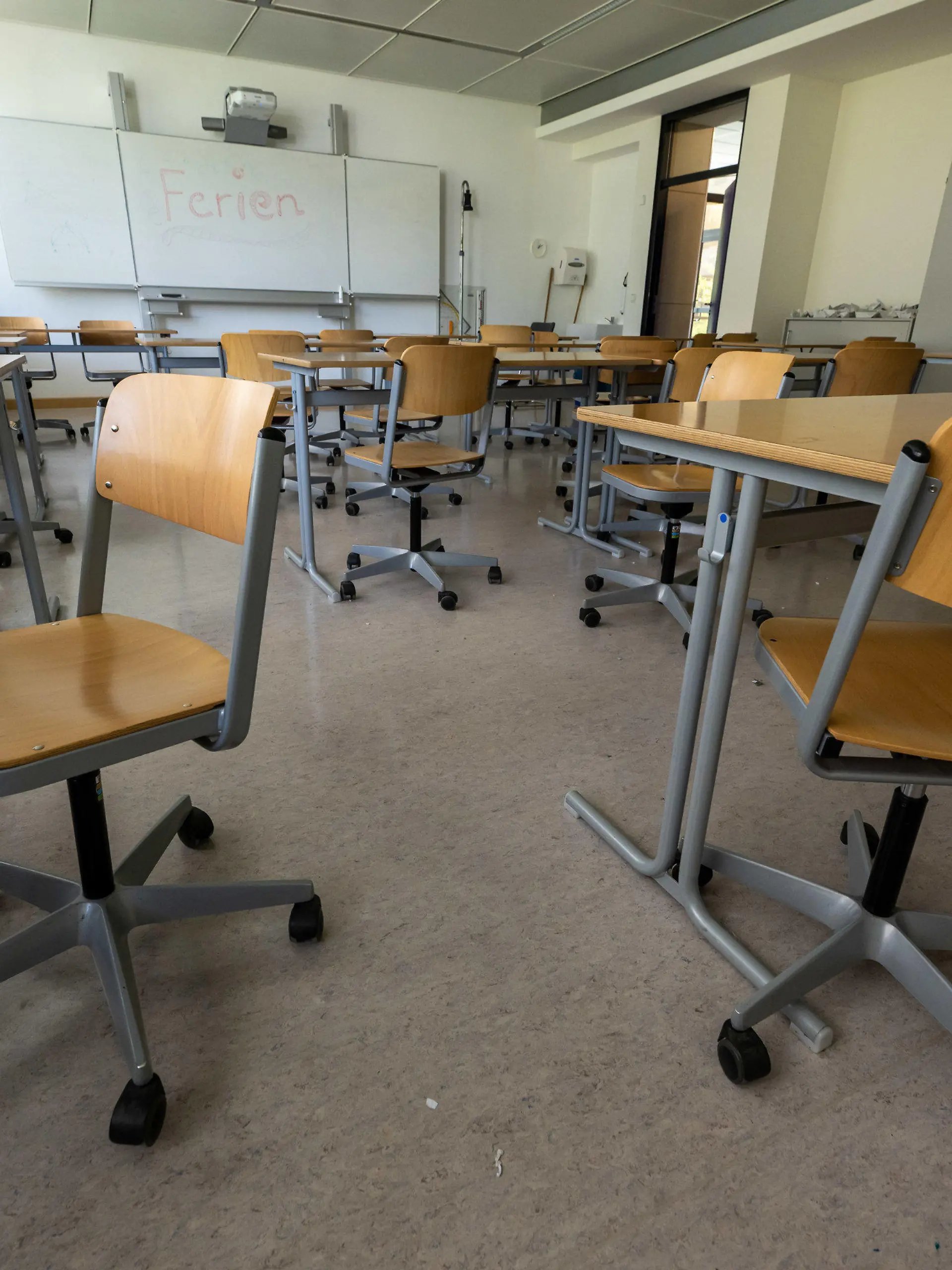 ARCHIV - 19.07.2022, Bayern, München: Stühle stehen in einem leeren Klassenzimmer des Wilhelm-Hausenstein-Gymnasium. (zu dpa: «Ministerium: Unklar, wie viele Lehrer fehlen») Foto: Peter Kneffel/dpa +++ dpa-Bildfunk +++