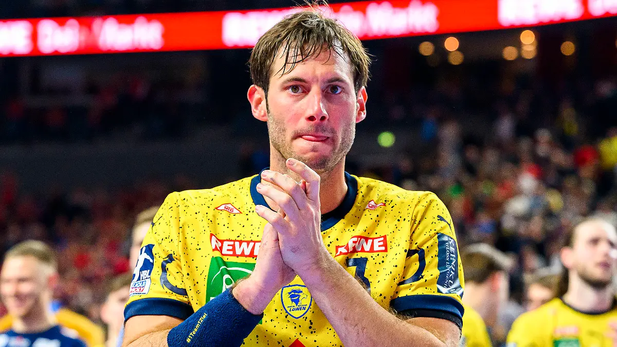 ARCHIV - 15.04.2023, Nordrhein-Westfalen, Köln: Handball: DHB-Pokal, SG Flensburg-Handewitt - Rhein-Neckar Löwen, Final Four, Halbfinale, Lanxess Arena. Uwe Gensheimer von Rhein-Neckar Löwen applaudiert. Gensheimer wird den Löwen lange Zeit fehlen. (zu dpa: «Länger als geplant: Löwen müssen ohne Gensheimer auskommen») Foto: Marco Wolf/dpa +++ dpa-Bildfunk +++