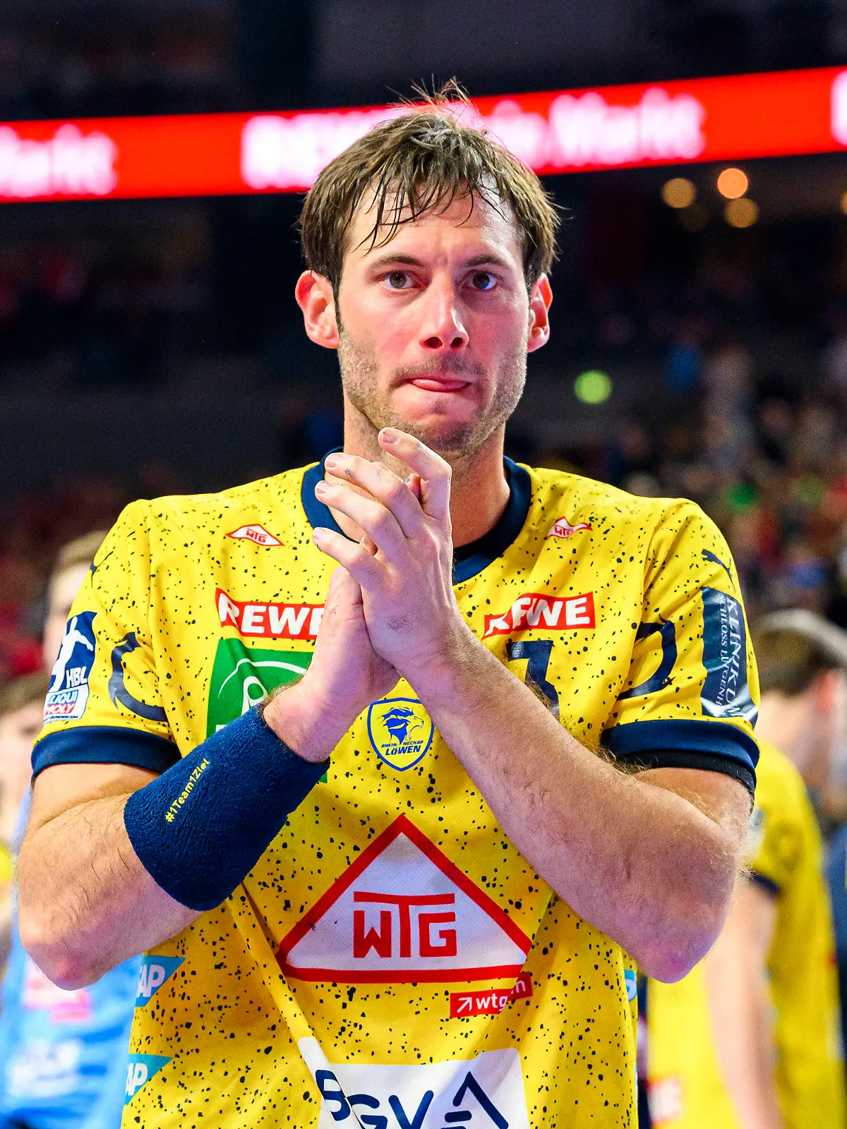 ARCHIV - 15.04.2023, Nordrhein-Westfalen, Köln: Handball: DHB-Pokal, SG Flensburg-Handewitt - Rhein-Neckar Löwen, Final Four, Halbfinale, Lanxess Arena. Uwe Gensheimer von Rhein-Neckar Löwen applaudiert. Gensheimer wird den Löwen lange Zeit fehlen. (zu dpa: «Länger als geplant: Löwen müssen ohne Gensheimer auskommen») Foto: Marco Wolf/dpa +++ dpa-Bildfunk +++