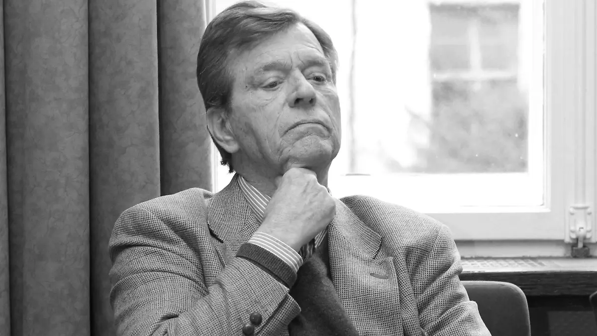 Ferfried Prinz von Hohenzollern wartet am Donnerstag (03.03.2011) im Amtsgericht in Nürnberg (Mittelfranken) auf den Prozessbeginn. Der Prinz muss sich wegen Bankrott und Insolvenzverschleppung vor Gericht verantworten. Foto: Daniel Karmann dpa/lby