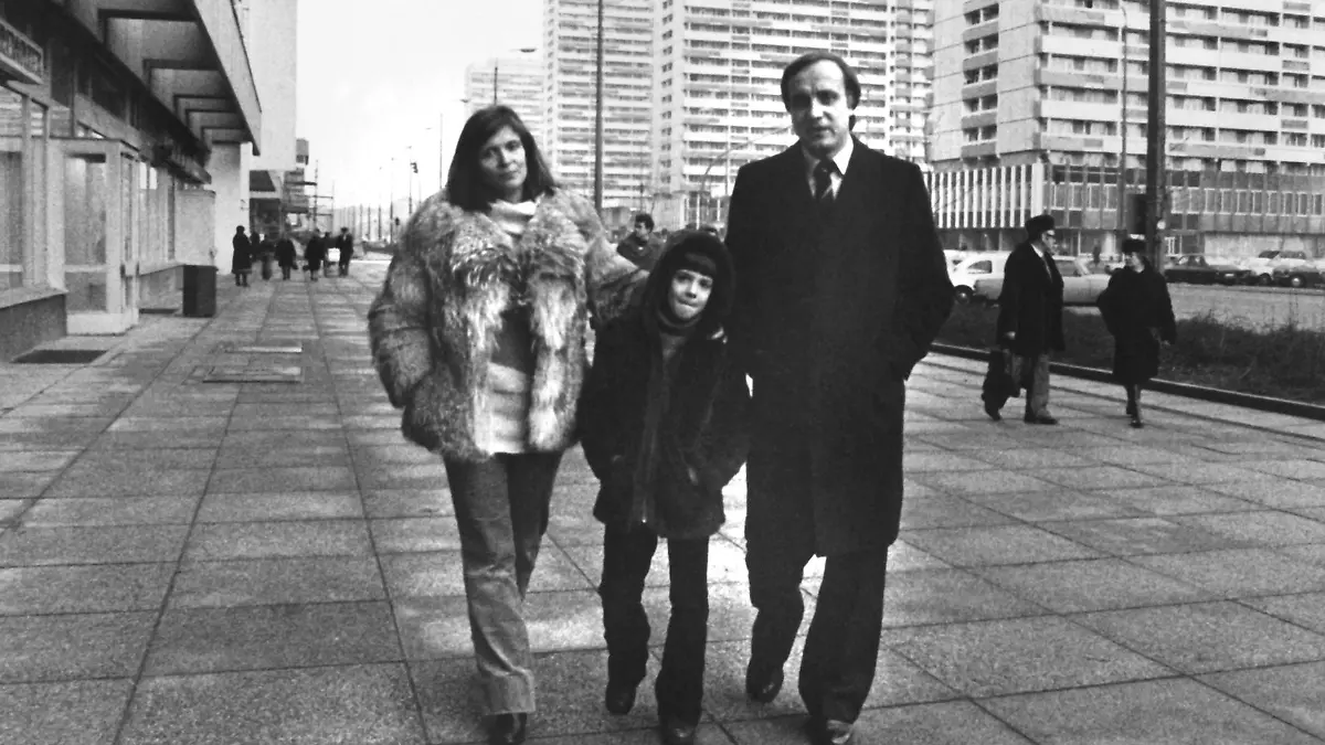 Der Journalist Fritz Pleitgen, ARD-Korrespondenten in Ostberlin, aufgenommen mit seiner Frau Gerda und dem achtjährigen Sohn Christopher am 31.01.1978 in Ostberlin. Foto: Dieter Klar +++(c) dpa - Report+++