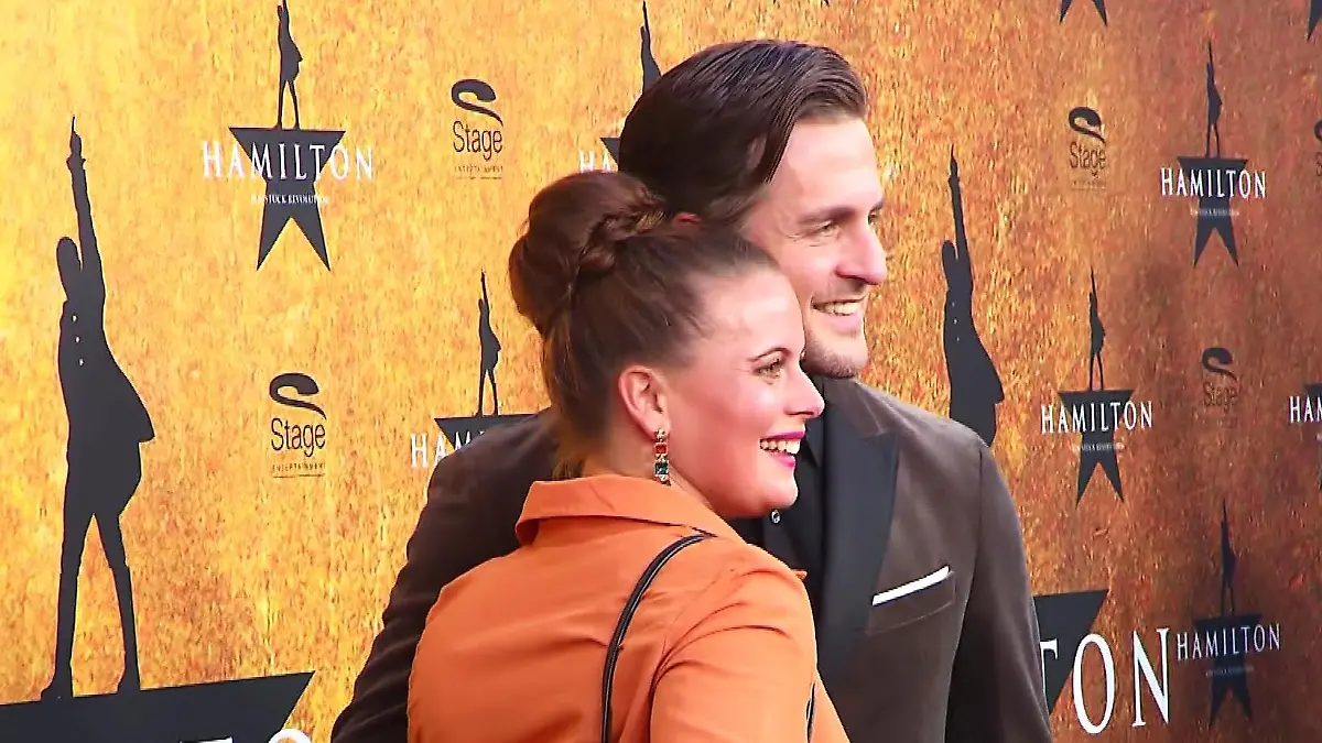 Alexander Klaws mit Ehefrau Nadja Scheiwiller bei der Hamilton-Premiere in Hamburg.