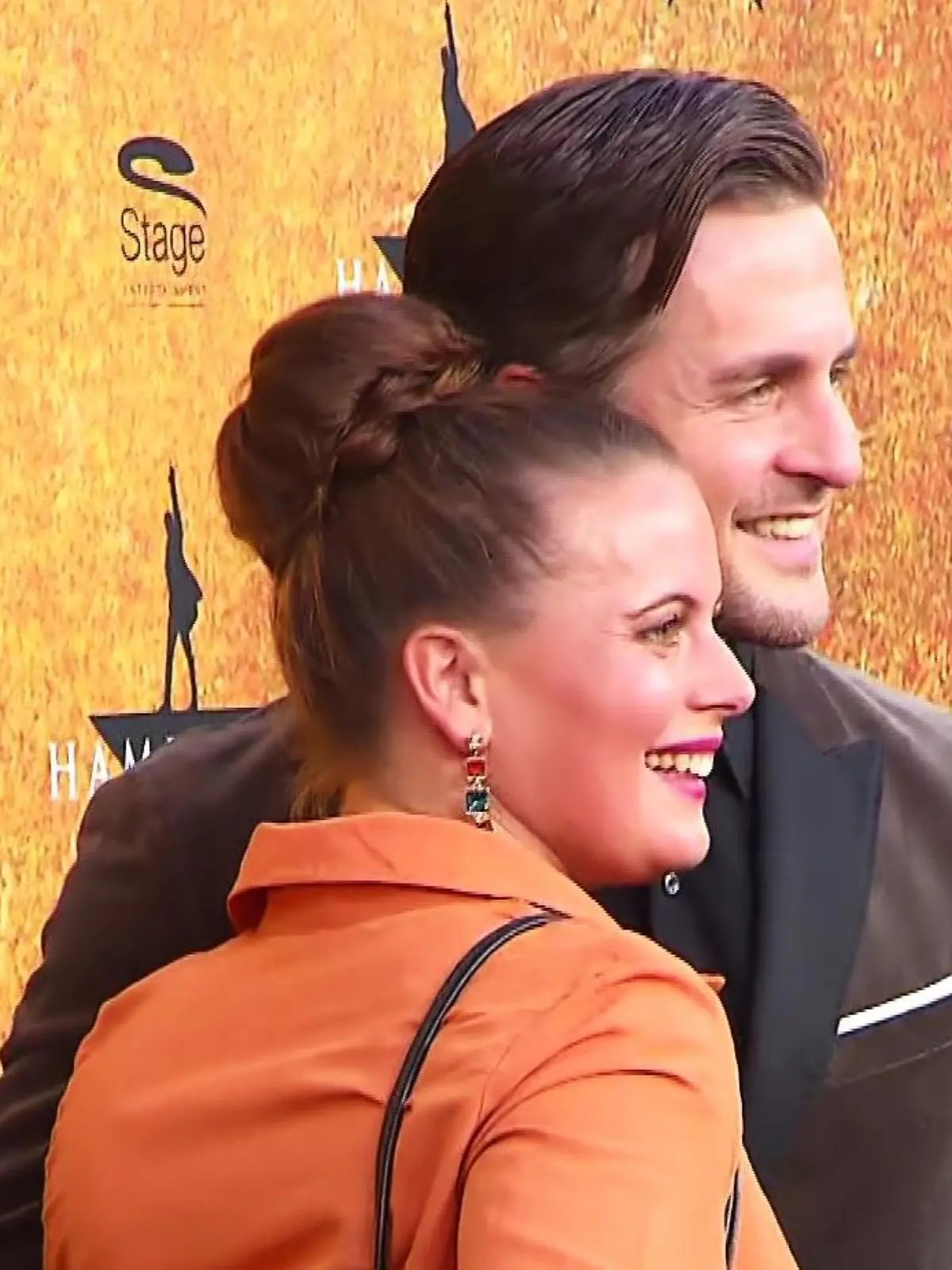 Alexander Klaws mit Ehefrau Nadja Scheiwiller bei der Hamilton-Premiere in Hamburg.